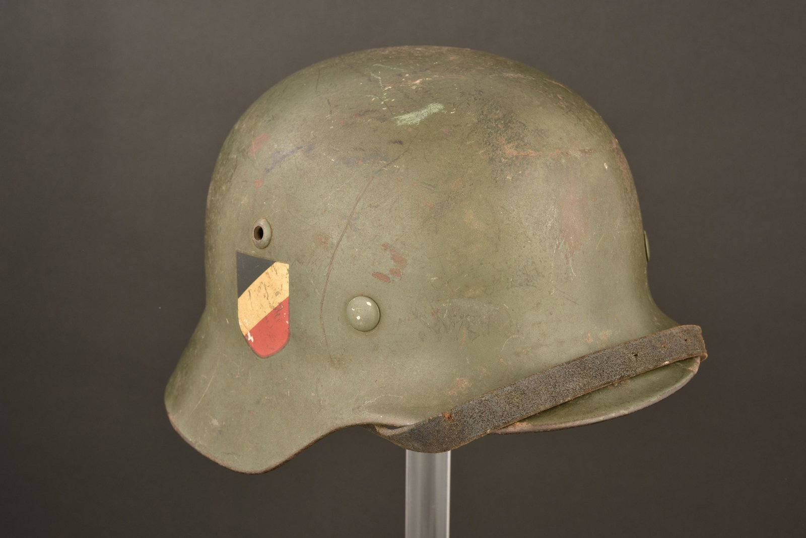 Casque double insigne de la Heer. Double badge of the: Casque M35, fabrication ET62, numero de lot 4614. Peinture vert pomme d origine Ã 90%. Aigle de la Heer type ET, Ã 95%. Insigne tricolore Ã 90%. Coiffe en cuir complete, montee d origine, cer