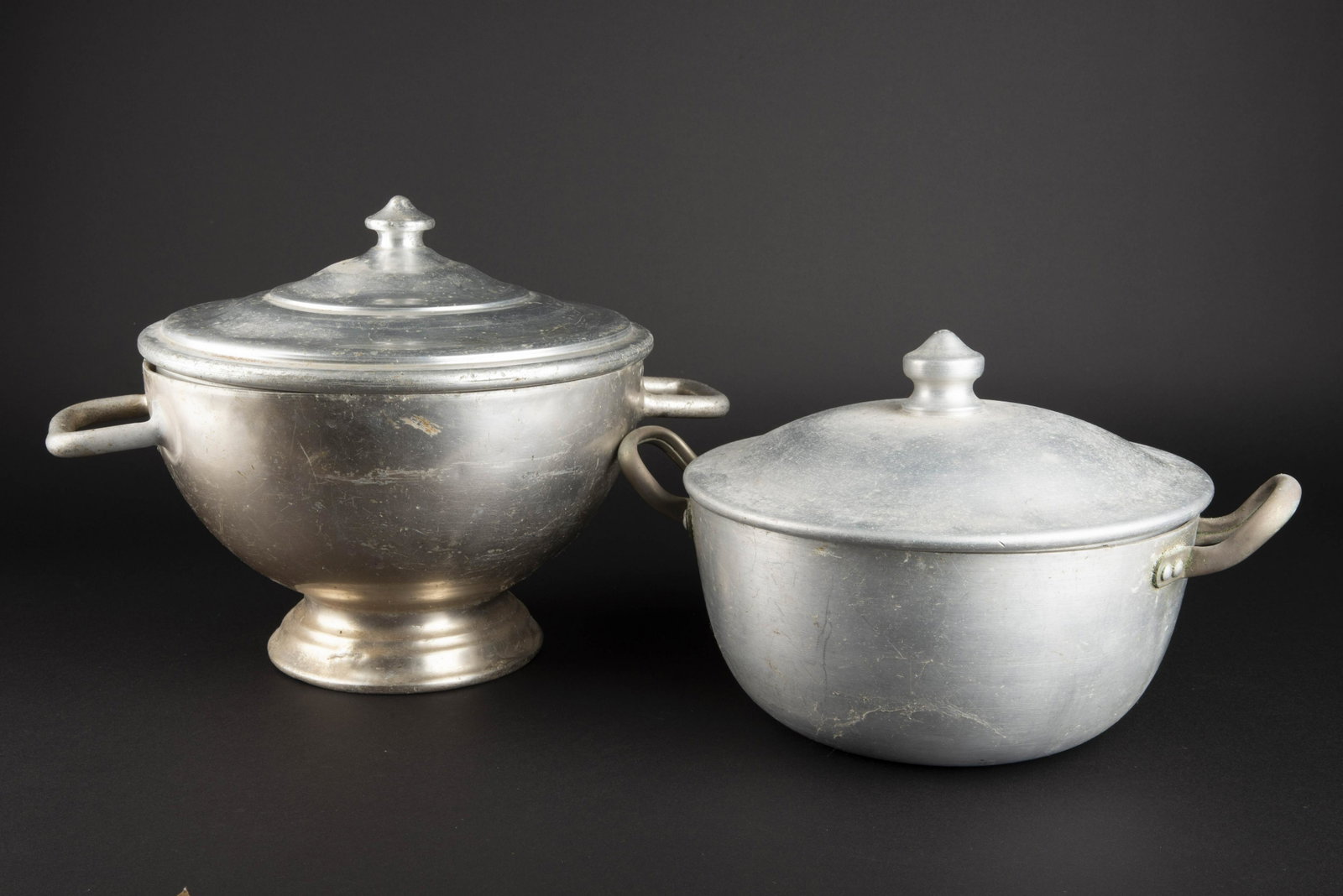 Batterie de cuisine allemande. German cookware.: Comprenant une soupiere en aluminium, anse et couvercle presents. Fabrication Ritter Aluminium. Une casserole avec son couvercle, anses presentes, en aluminium, aigle de la Luftwaffe, marquages Fissle