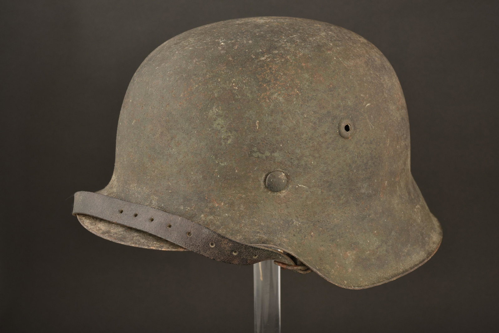 Casque M42. M42 Helmet.: Modele fin de guerre. Casque M42, fabrication HKP66. Numero de lot 3568. Peinture granite Ã 90%. Modele sans insigne, fin de guerre. Coiffe complete, montee d origine, cordon complet. Jugulaire cir