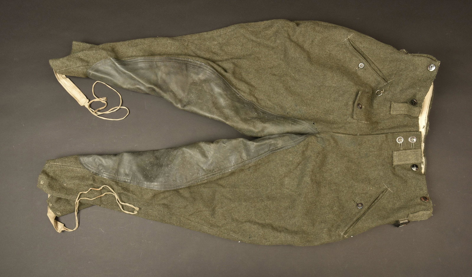 Pantalon culotte de cheval cavalerie. Heer breeches.: En drap Feldgrau, tous les boutons sont presents, certains ne sont pas du modele reglementaire. Lacets presents au bas des jambes. Entre jambe renforce par piece de cuir. Interieur double en tissu cot