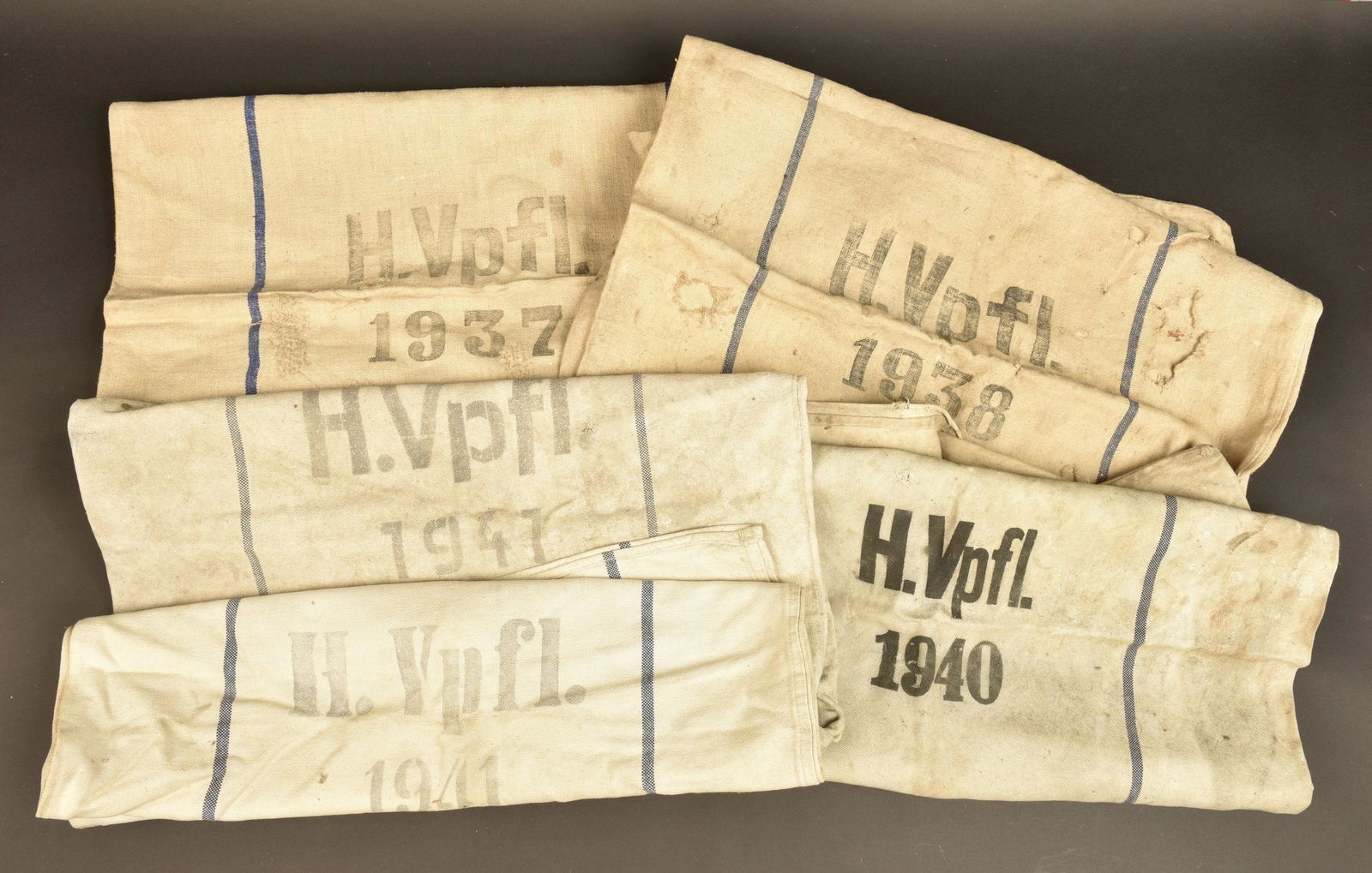 Sacs a vivre allemand. German food bag.: Cinq sacs Ã farine en epais tissu coton. Divers modeles et dates. A noter une certaine usure et patine des pieces. Ainsi que des accrocs et des taches. Provenance du Musee de la Seconde Guerre Mond