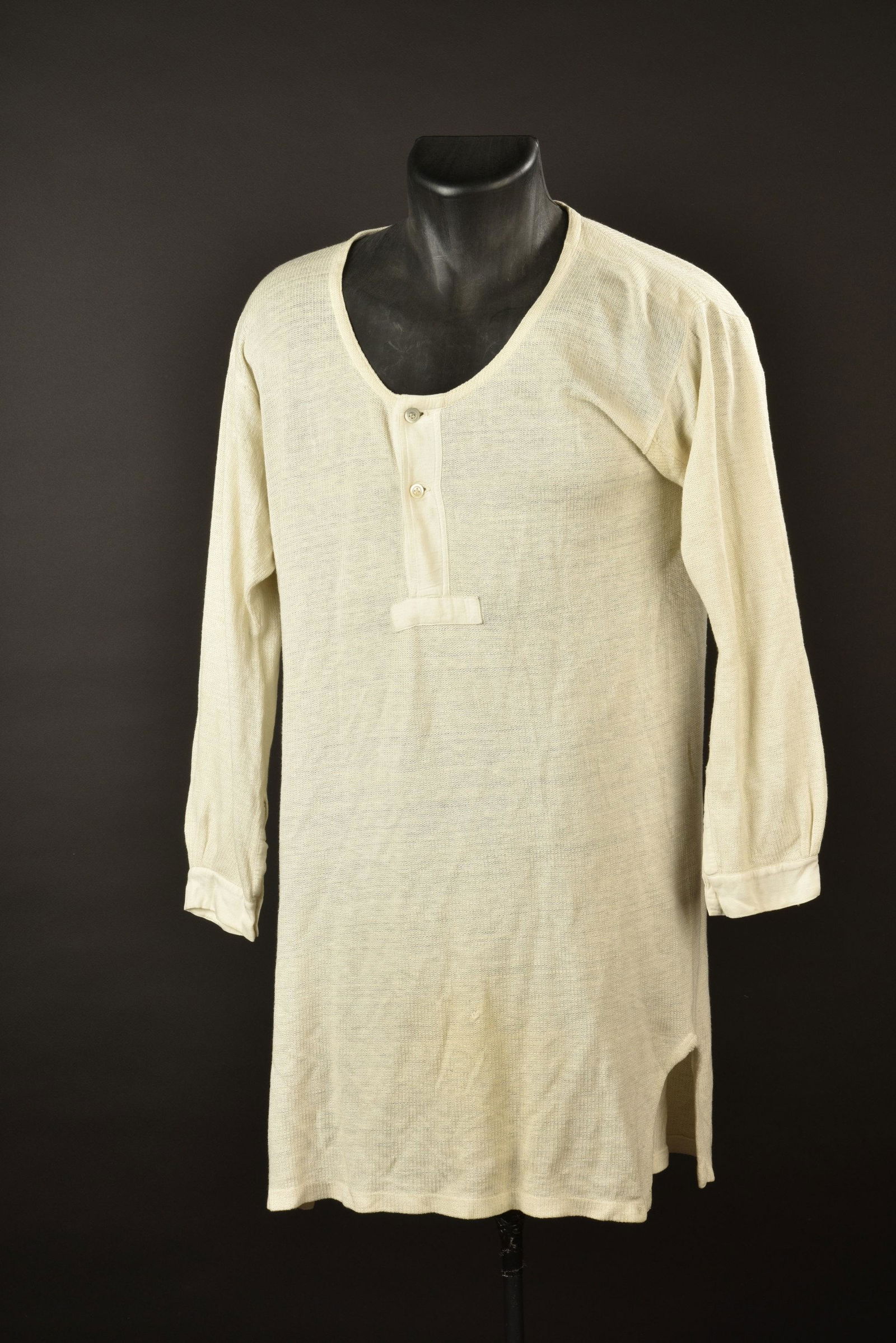 Chemise type Aertex. Aertex type shirt.: En tissu nid d abeille blanc. Deux boutons au col d un modele different. Reste de marquages illisibles dans le col. Sans marquages visibles. A noter une legere usure de la piece, ainsi que quelques ta