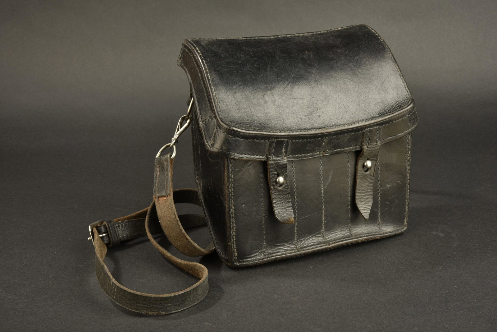 Housse pour cartouche de lance fusee. Cover for rocket: En fort cuir noir. Les passants de fermeture sont complets, ainsi que les passants de fixation au ceinturon. Les emplacements de cartouche interne sont presents. Marquages sous le rabat, partiellement