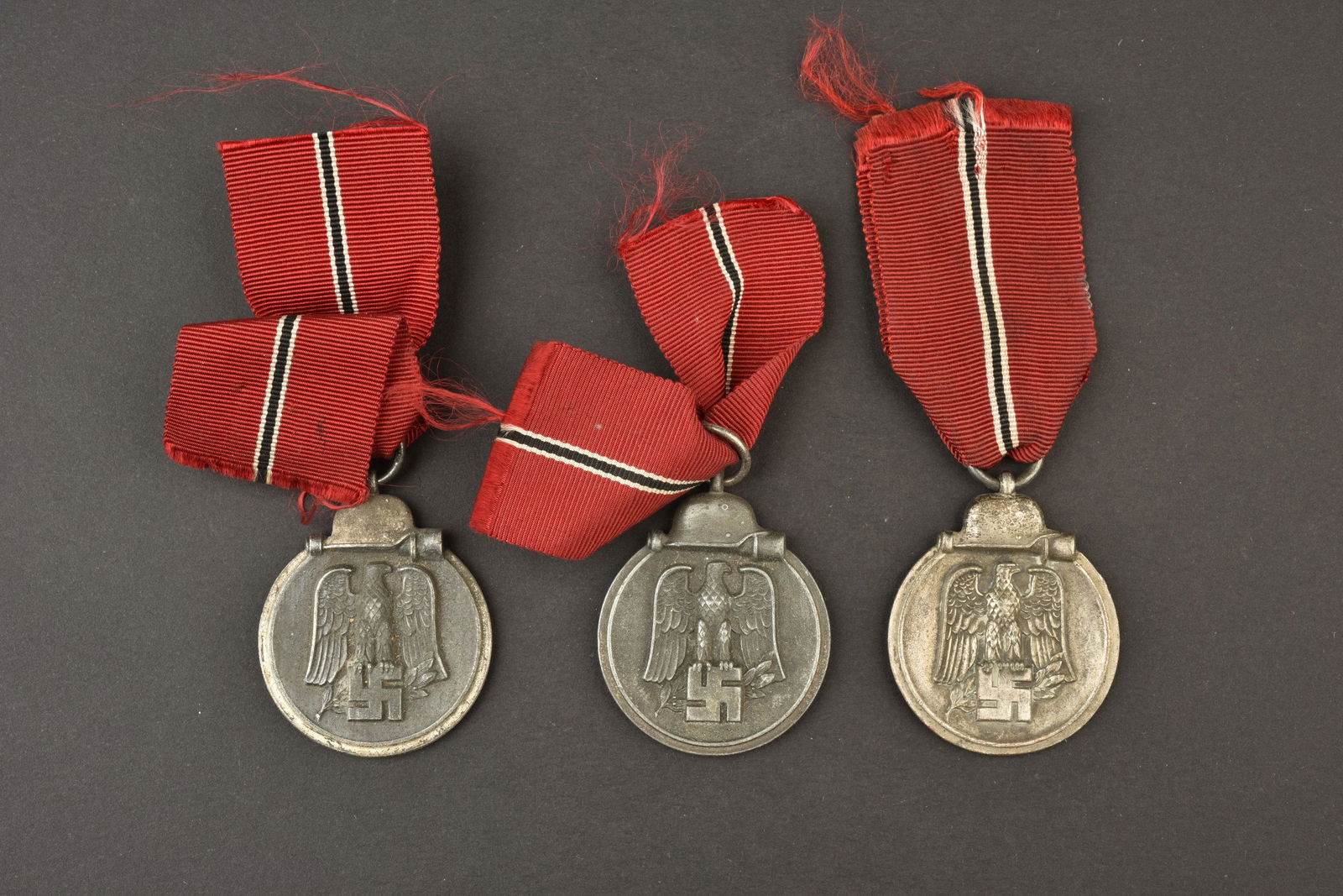 Medailles du Front de l Est. East front medals.: Trois medailles du front de l est. Divers etat. Les rubans sont presents. A noter une certaine usure et patine des pieces. Plus de photos sur aiolfi.com. Three medals from the Eastern Front. Various c