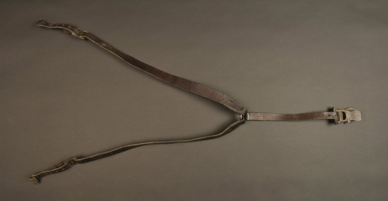 Brelage leger allemand. German light brelage.: EN cuir noir, toutes les pieces metalliques sont presentes. Sans marquages visibles. Cuir graisse. A noter une certaine usure et patine de la piece. Provenance du Musee de la Seconde Guerre Mondiale �