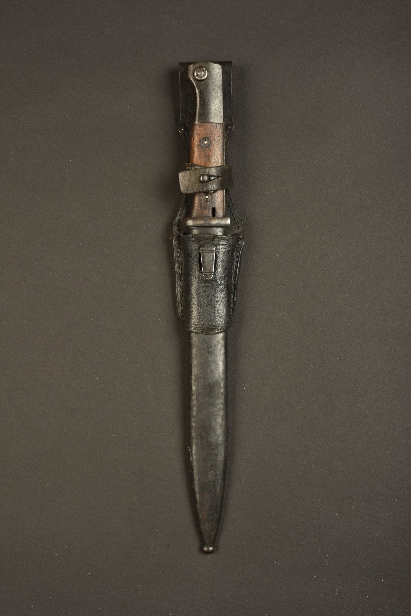 Baionnette de Mauser 98K. 98K bayonet.: Plaquettes en bois. Lame dans sa couleur d origine Ã 80%. Numero 1208b, fabrication S 177G. Fourreau en metal, repeint. Numero 2768. Gousset en cuir noir, complet, fabrication KVZ 1942. A noter une