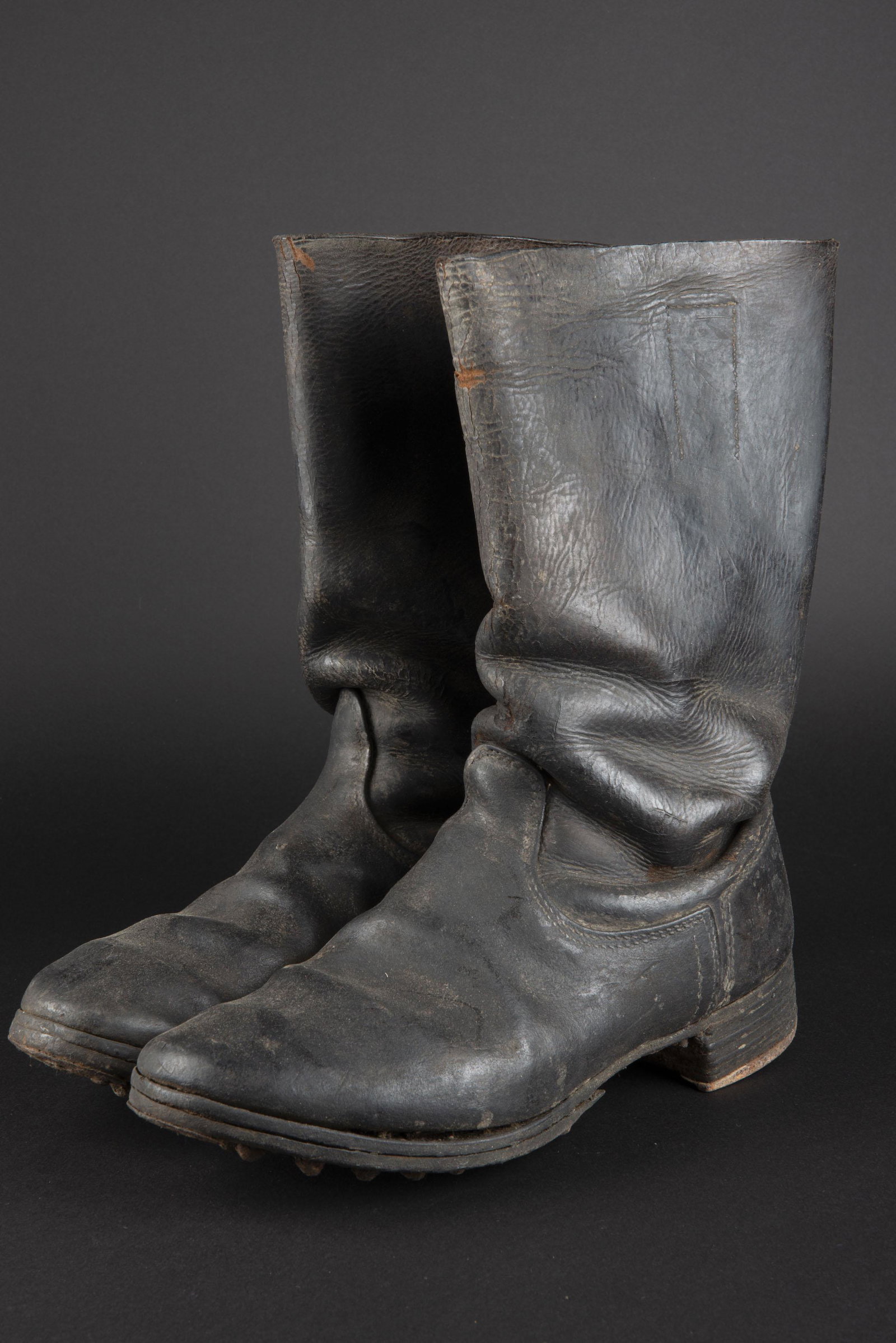 Bottes troupe. Boots.: Tiges courtes, en cuir grenele noir. Paire homogene. Semelles cloutees et ferrees. Reste de marquages illisibles. Approximativement une pointure 42 43 franÃ§aise. A noter une certaine usure et oxyda