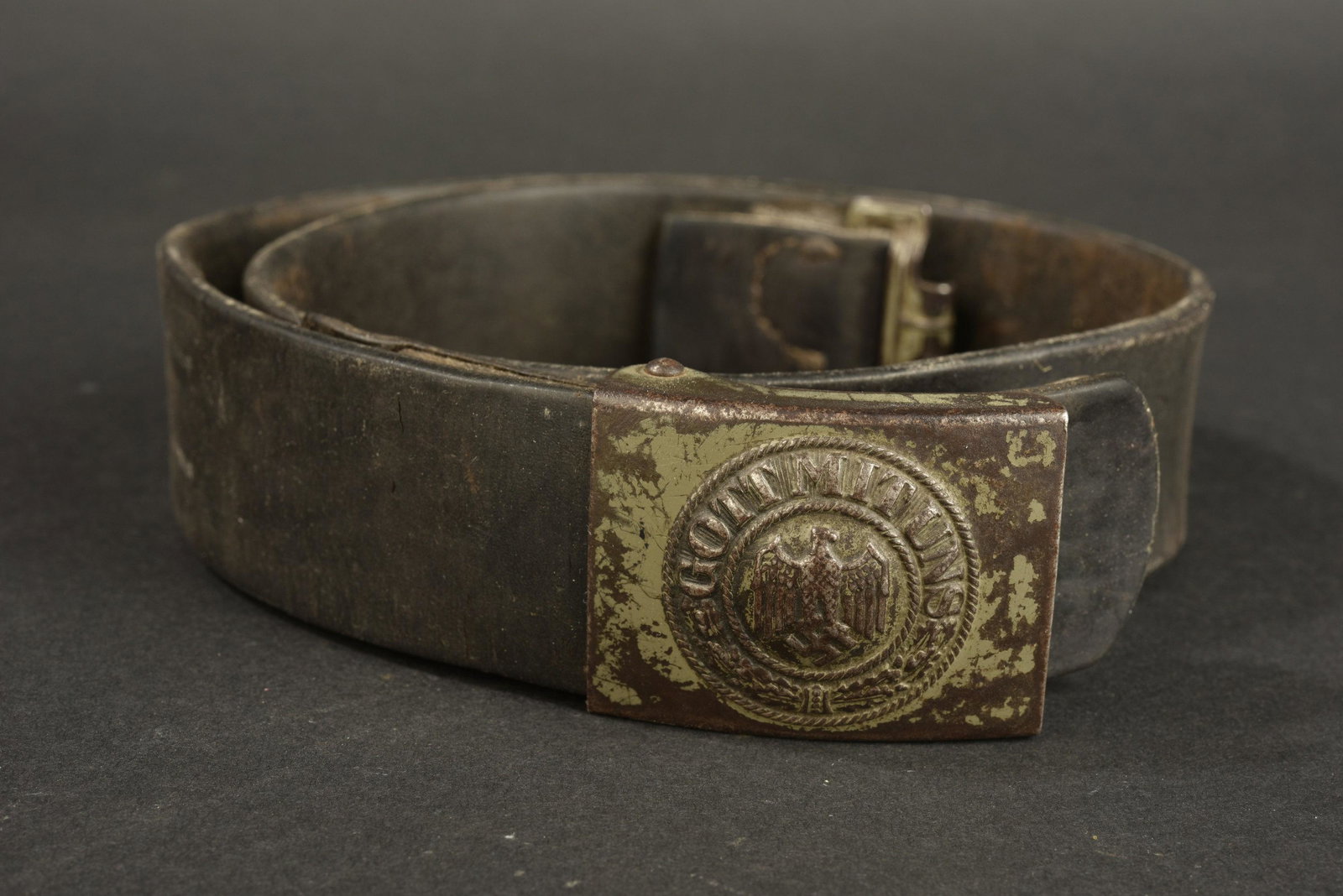 Ceinturon de la Heer. German belt.: Ceinturon en cuir noir. Bouclerie en metal peint. Sans marquages visibles. Cuir presentant des moisissures. Boucle de la Heer en metal, reste de peinture Feldgrau Ã 20%. Fabrication HOK. Patte en c