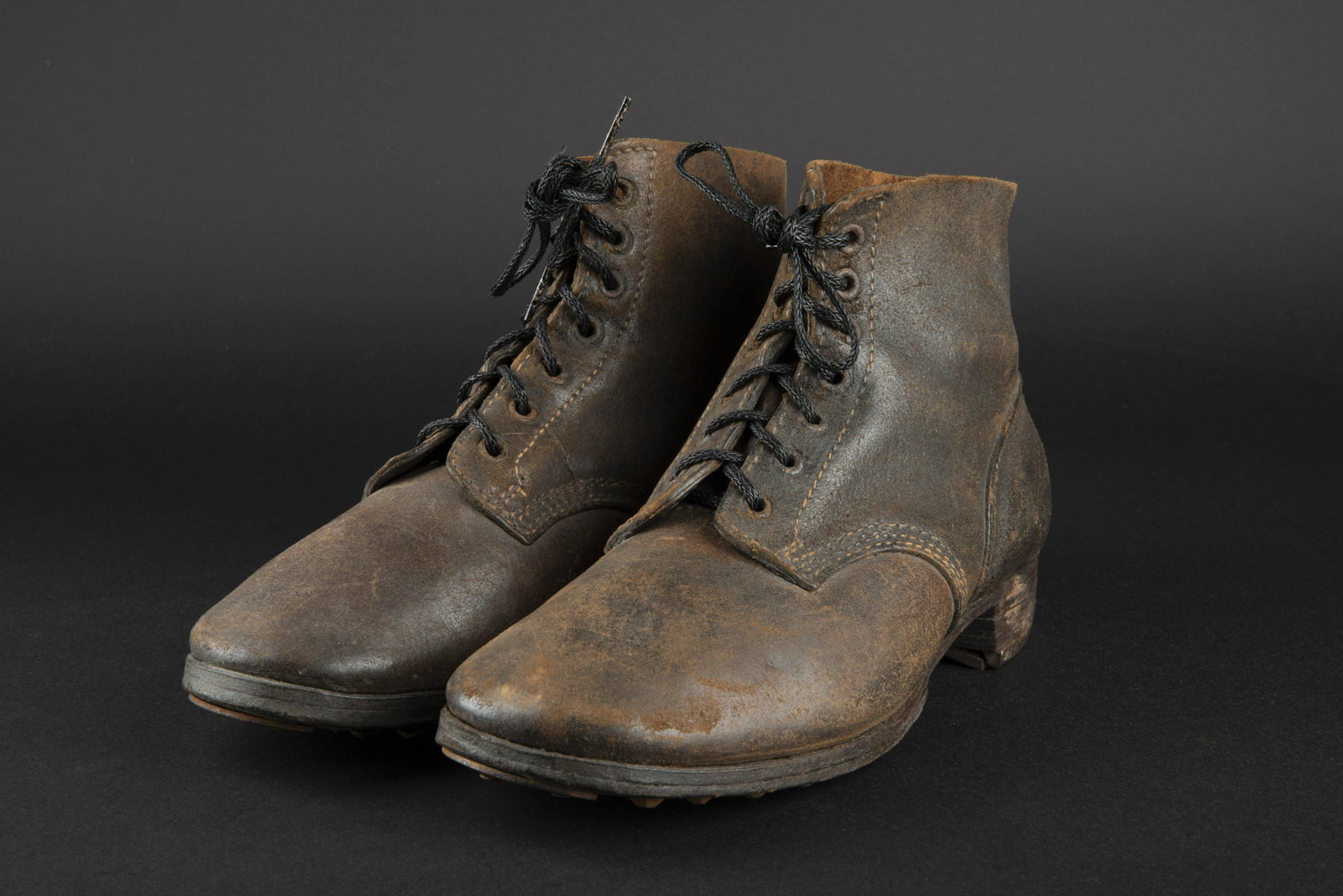 Brodequin allemand. German shoes.: Paire homogene, en cuir marron. Sept Å“illets de laÃ§age. Les lacets sont posterieurs. Semelles cloutees et ferrees. Quelques clous manquants. Aucuns marquages fabricant visibles. Indication d un