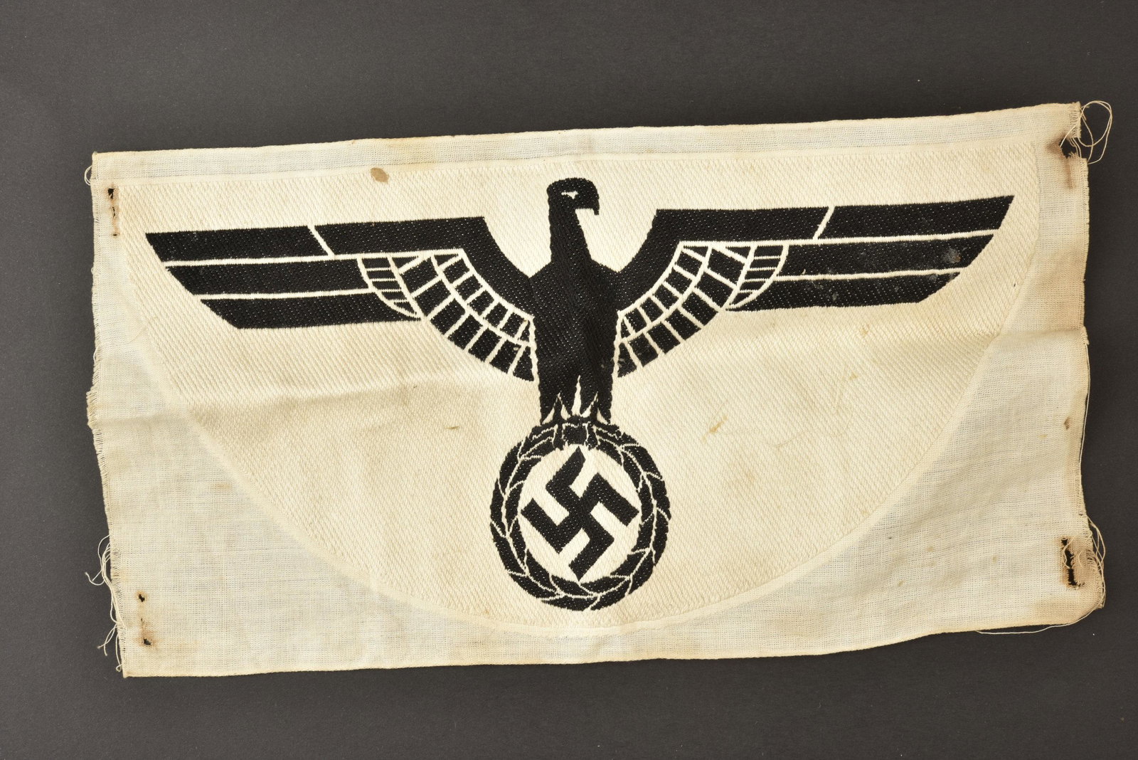 Insigne de maillot de sport de la Heer. Heer sports: Aigle tissu sur fond blanc, jamais monte, sans marquage visible. A noter quelques accrocs et ta ches sur l ensemble de la piece. Plus de photos sur aiolfi.com. Fabric eagle on white background, never 