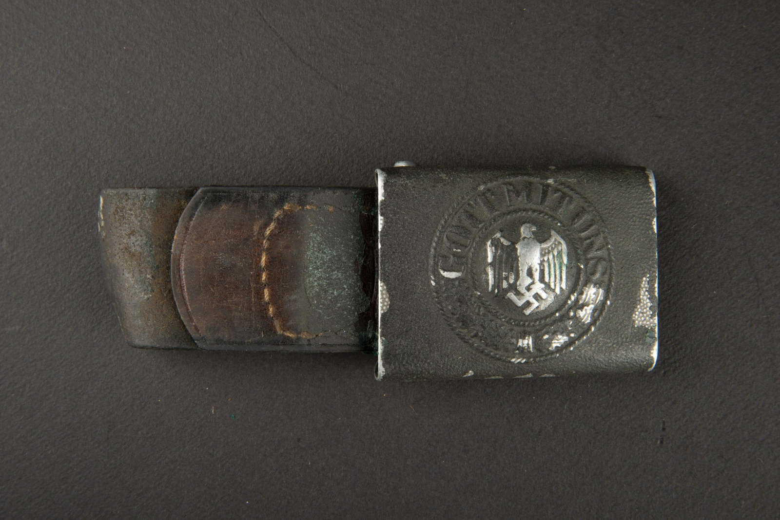 Boucle de ceinturon regimente. Regimental belt buckle.: Boucle en aluminium grenele, peinture Feldgrau tres sombre Ã 80%. Visiblement repeinte. Fabrication LuF. Patte en cuir presente, marquages illisibles. Indication regimentaire 7. J.R.59 II. A noter 