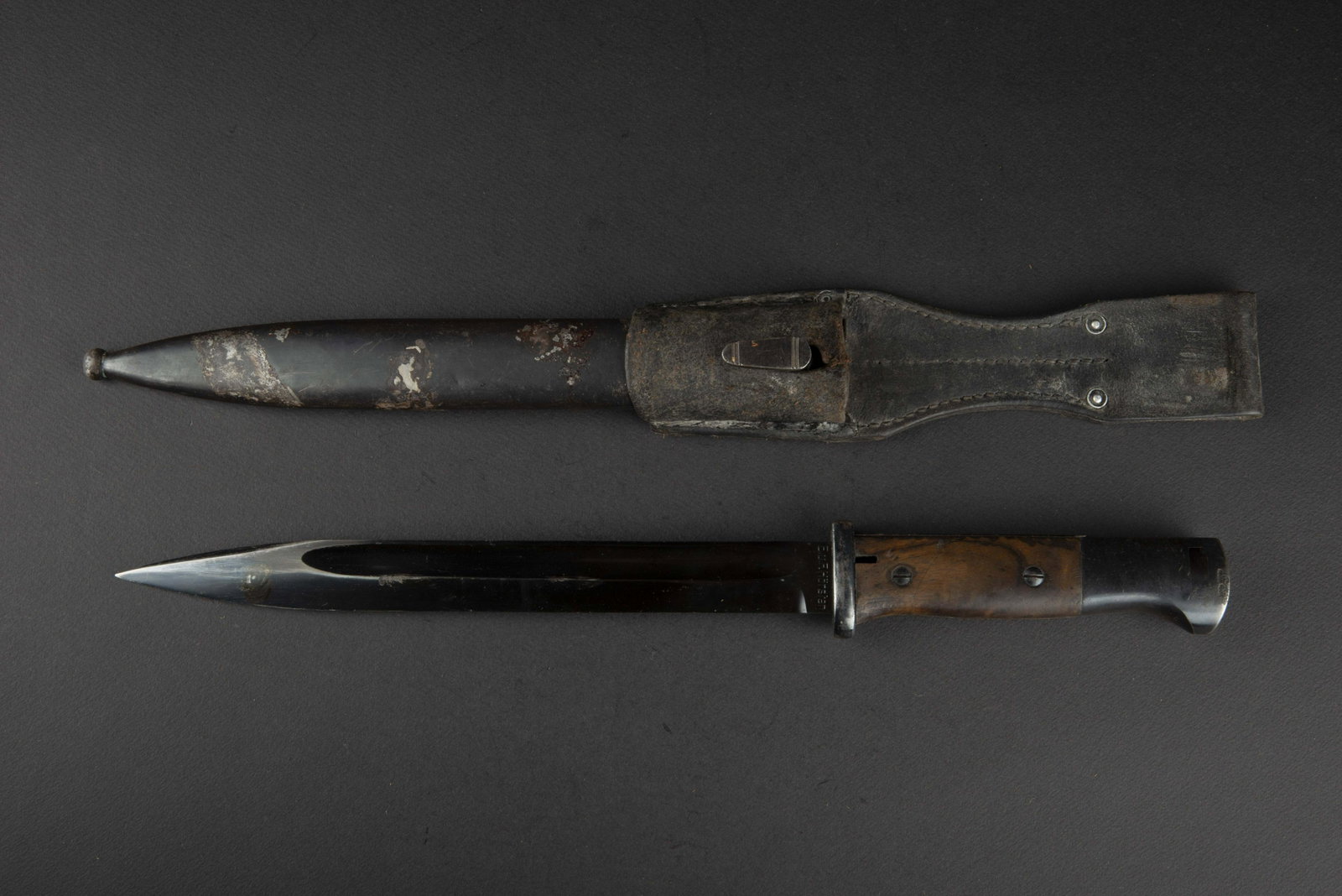 Baionnette de Mauser 98K. 98K bayonet.: Garnitures dans leur bronzage d origine Ã 80%. Plaquettes en bois, maintenues par deux rivets. Lame dans sa couleur d origine Ã 90%. Fabrication EuF Horster, numero 5196s. Fourreau en metal, pei