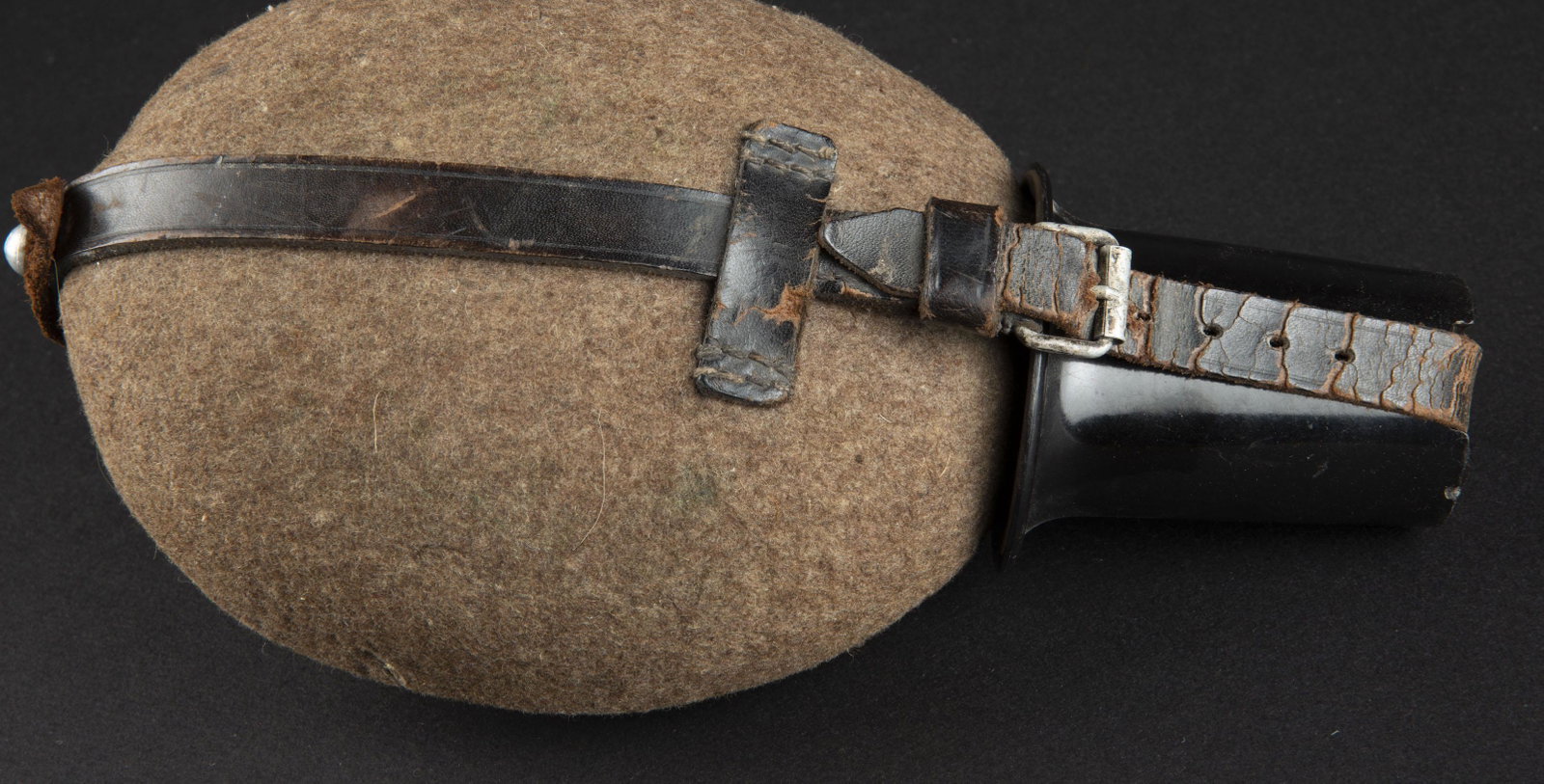 Gourde allemande. German canteen.: Gourde en aluminium. Housse en feutrine kaki, tous les boutons pressions sont fonctionnels. Quart en bakelite. Harnais en cuir present, cuir craquele et fragilise. Mousqueton complet. A noter une cert