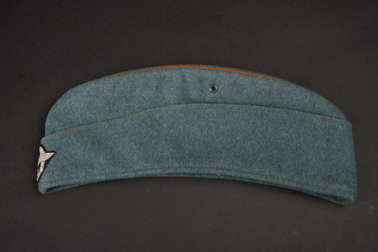 Calot gendarmerie. Gendarmerie cap.: En drap gris vert. Lisere orange typique de la Gendarmerie. Insigne Bevo monte d origine. Interieur double en tissu gris. Marquage fabricant illisible. Taille 58. A noter une legere usure et patine de