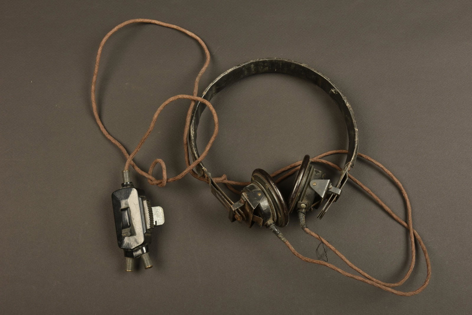 Casque radio de la Heer. Heer s radio headset.: Armature en metal, recouvert de cuir noir. Ecouteurs en bakelite marques DFH B 43. Interrupteur en bakelite, date 1940. Ca ble incomplet. Prise manquante. A noter une certaine usure et patine de la pi