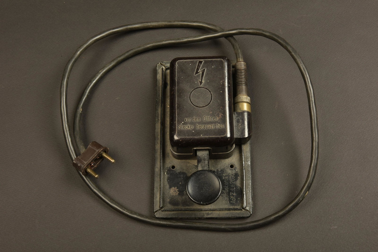 Manipulateur morse. Morse manipulator.: En bakelite, toutes les pieces mobiles sont fonctionnelles. Socle en caoutchouc fendu. Marquage Baumuster T1 ANF LN 26902. Ca ble et prise presents. A noter une certaine usure et patine des pieces. Pr