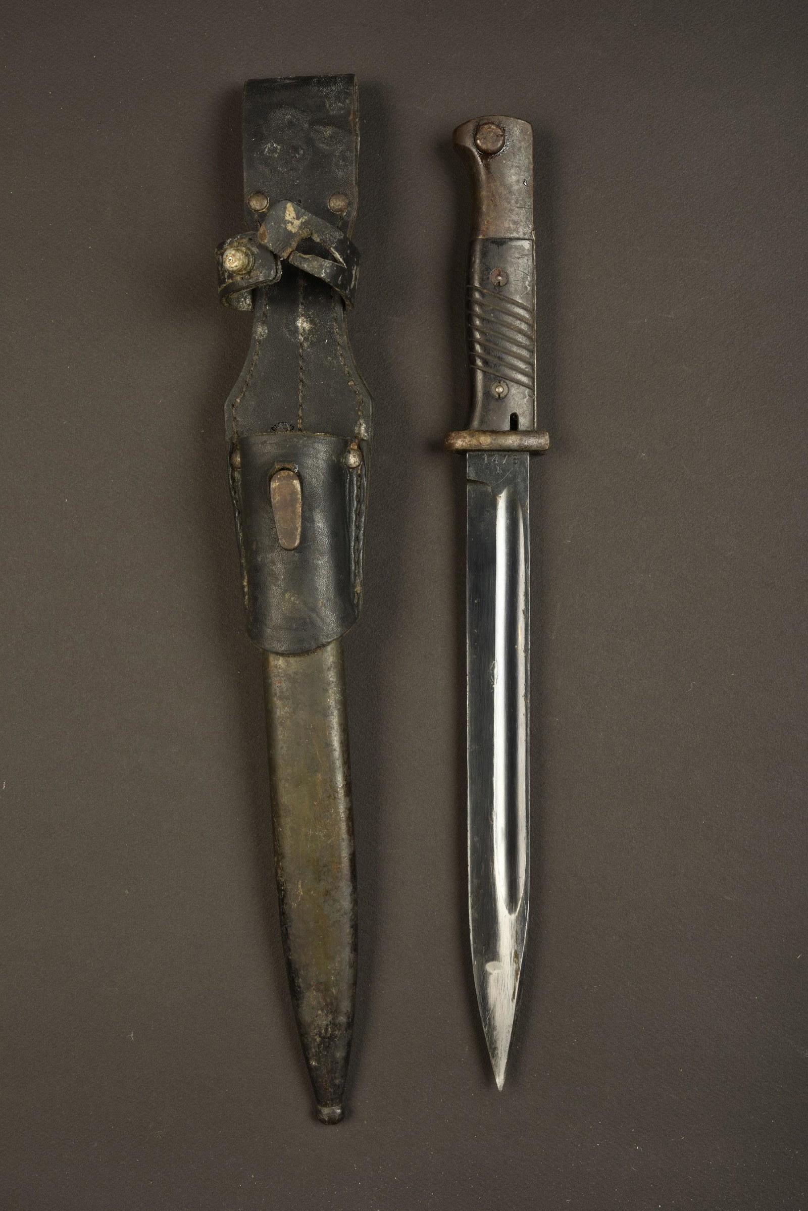 Baionnette de Mauser 98K. 98K bayonet.: Poignee en bakelite noire. Piece fortement graissee. Lame dans sa couleur d origine Ã 80%. Fabrication CVL, numero 1478K. Marquages du fourreau illisibles. Peinture du fourreau Ã 60%. Gousset en