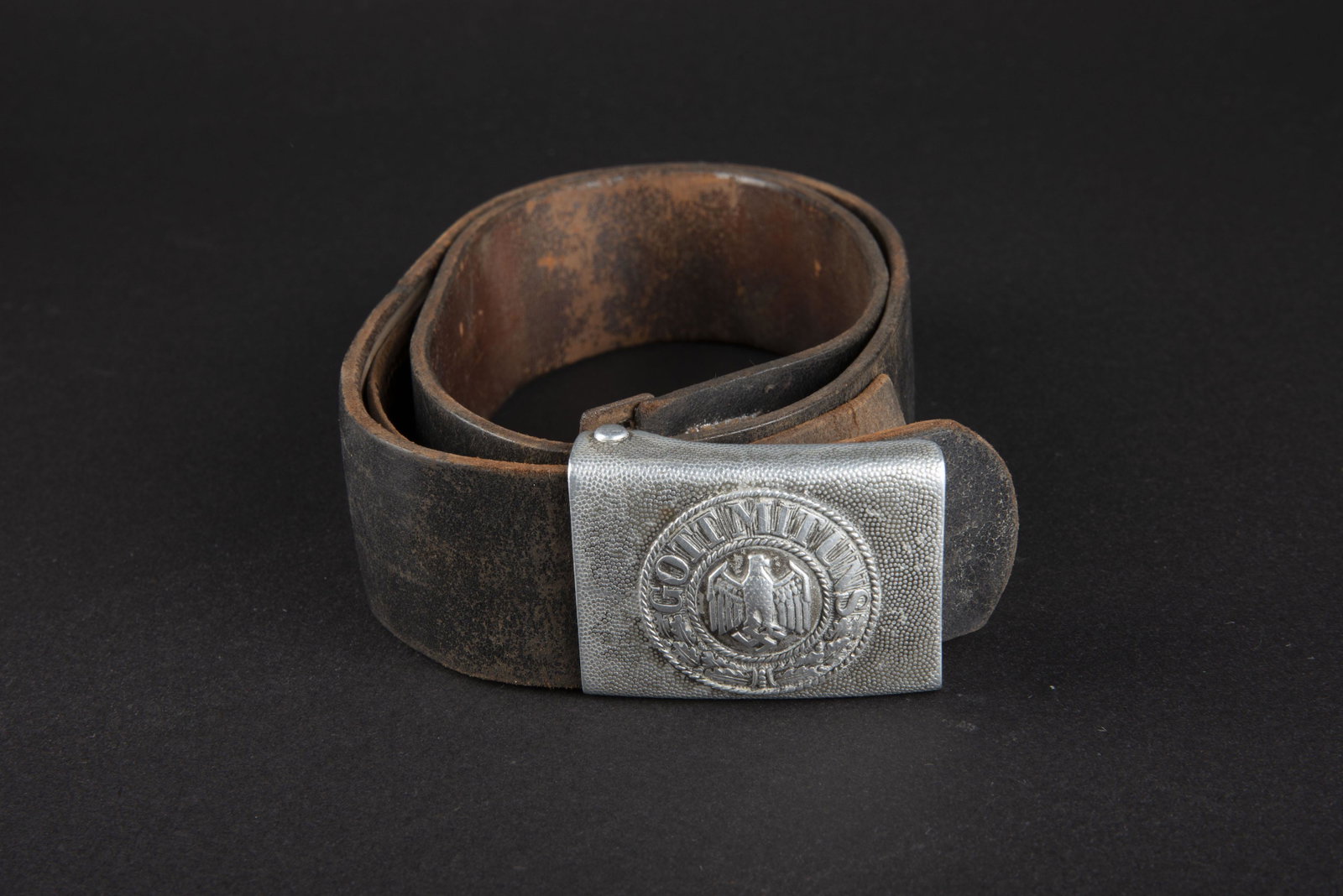 Ceinturon de la Heer. Heer belt.: Ceinturon en cuir noir, bouclerie en metal oxyde. Marquages RBNr 0 0850 0189. Boucle de ceinturon en aluminium grenele, fabrication DR et F CO. A noter une certaine usure et patine de la piece. Plus d