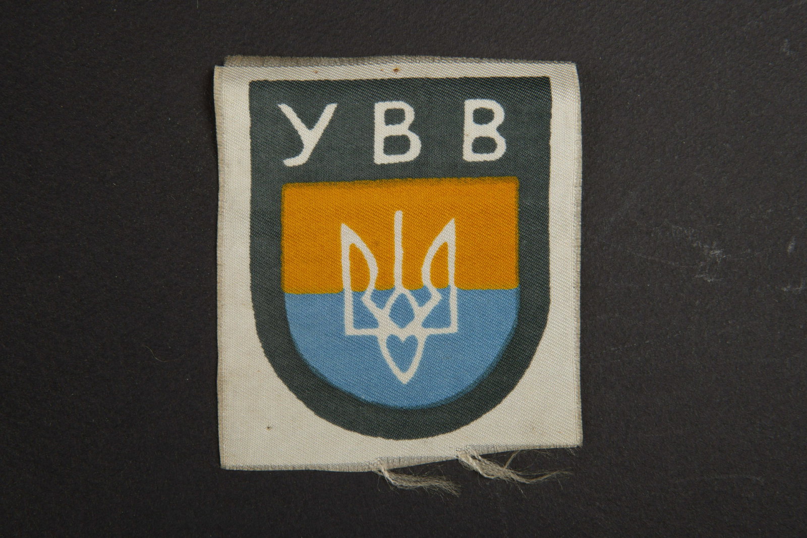 Insigne ukrainien. Ukrainian insignia.: Modele imprime, jamais monte. A noter une legere usure et patine de la piece. Plus de photos sur www.aiolfi.com. Printed model, never assembled. Note a slight wear and patina of the part. More photos 