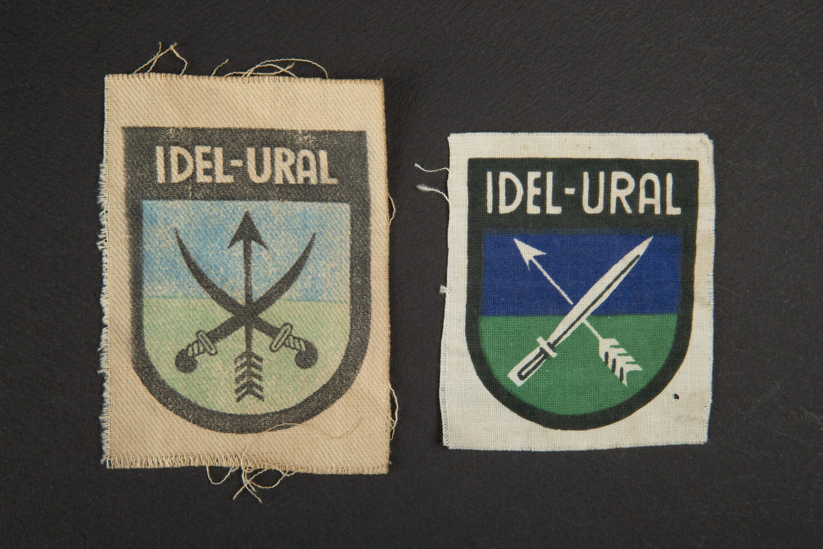 Insigne Idel ural. Idel Ural Insignia.: Comprenant un insigne imprime, jamais monte. Un insigne imprime, modele artisanal, jamais monte. A noter une certaine usure et patine des pieces. Plus de photos sur www.aiolfi.com. Including a printed