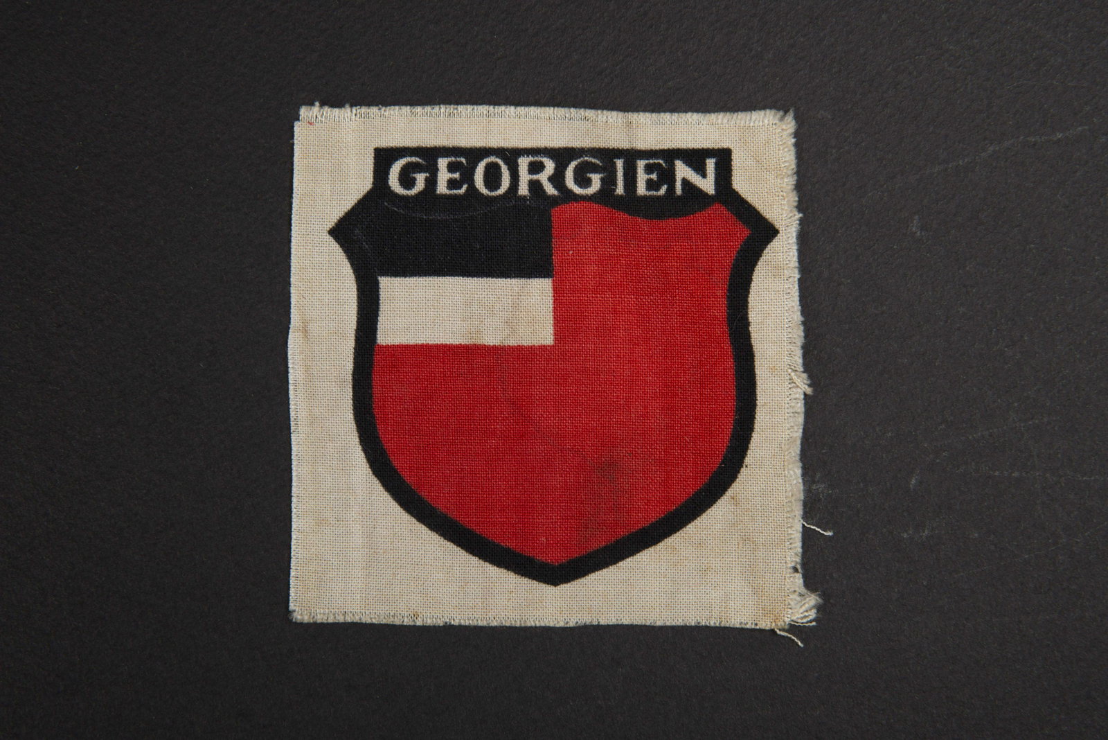 Insigne Georgien. Georgien insignia: Modele imprime, jamais monte. A noter une legere usure et patine de la piece. Plus de photos sur www.aiolfi.com. Printed model, never assembled. Note a slight wear and patina of the part. More photos 