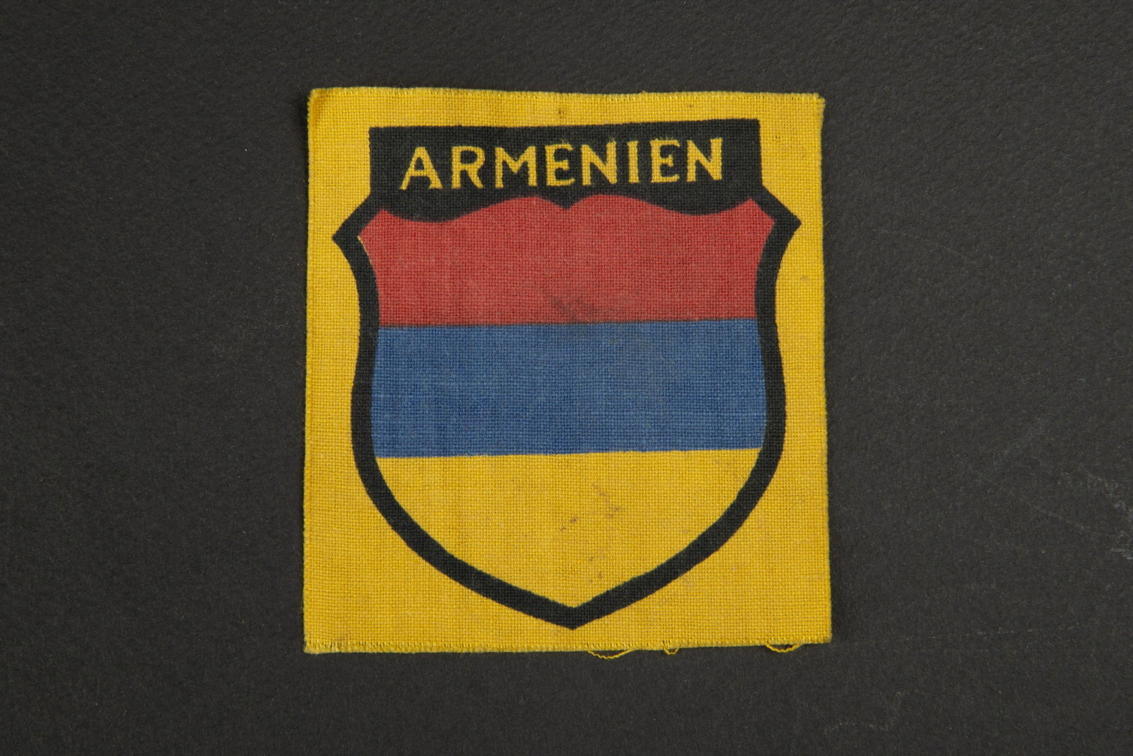 Insigne Armenien. Armenien insignia.: Modele imprime, jamais monte. A noter une legere usure et patine de la piece. Plus de photos sur www.aiolfi.com. printed model, never assembled. Note a slight wear and patina of the part. More photos 