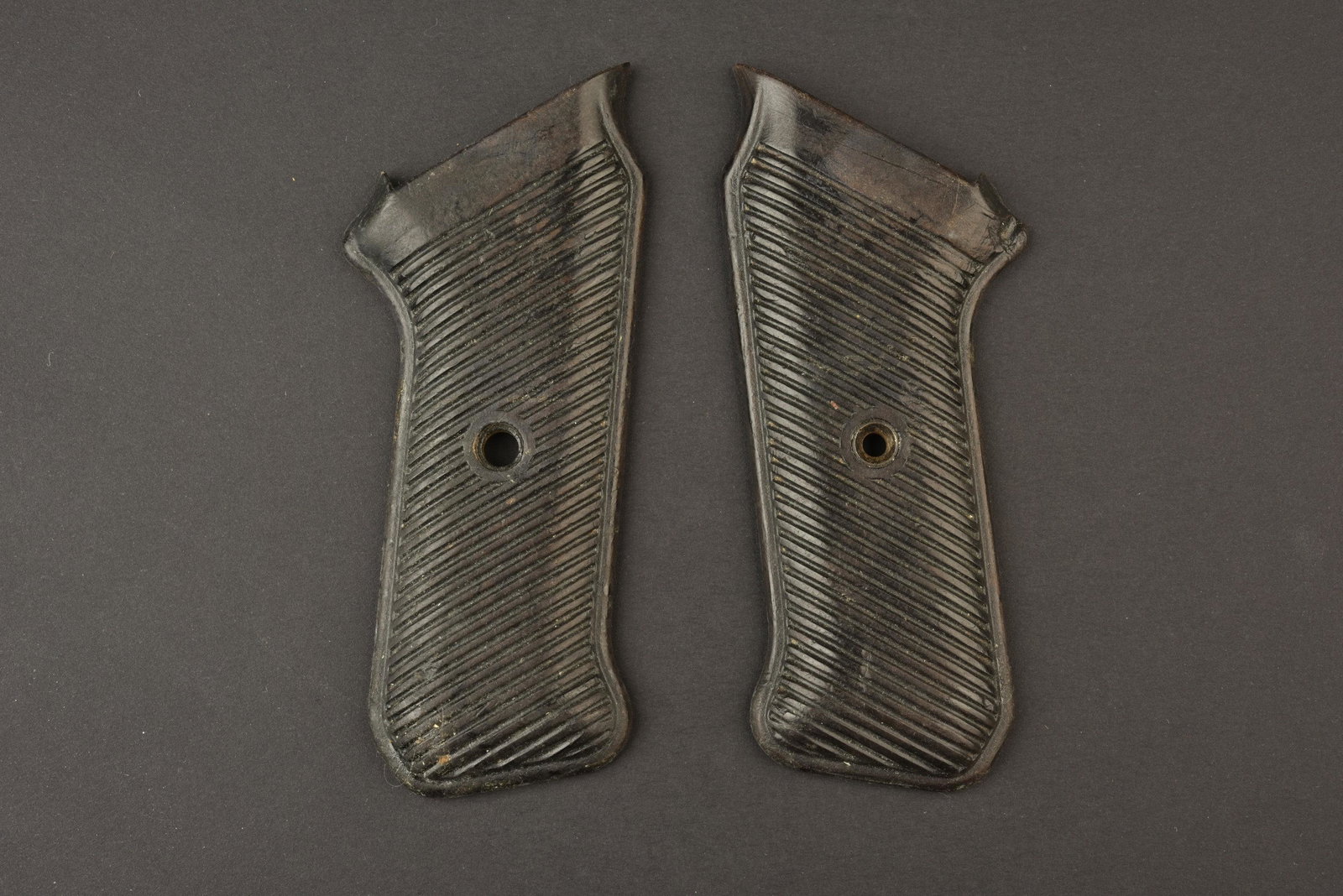 Plaquettes de MP 40. MP 40 platelets.: Paire homogene en bakelite noir, quelques manques discrets. A noter une certaine usure et patine des pieces. Plus de photos sur www.aiolfi.com. Homogeneous pair in black bakelite, some discreet gaps. 