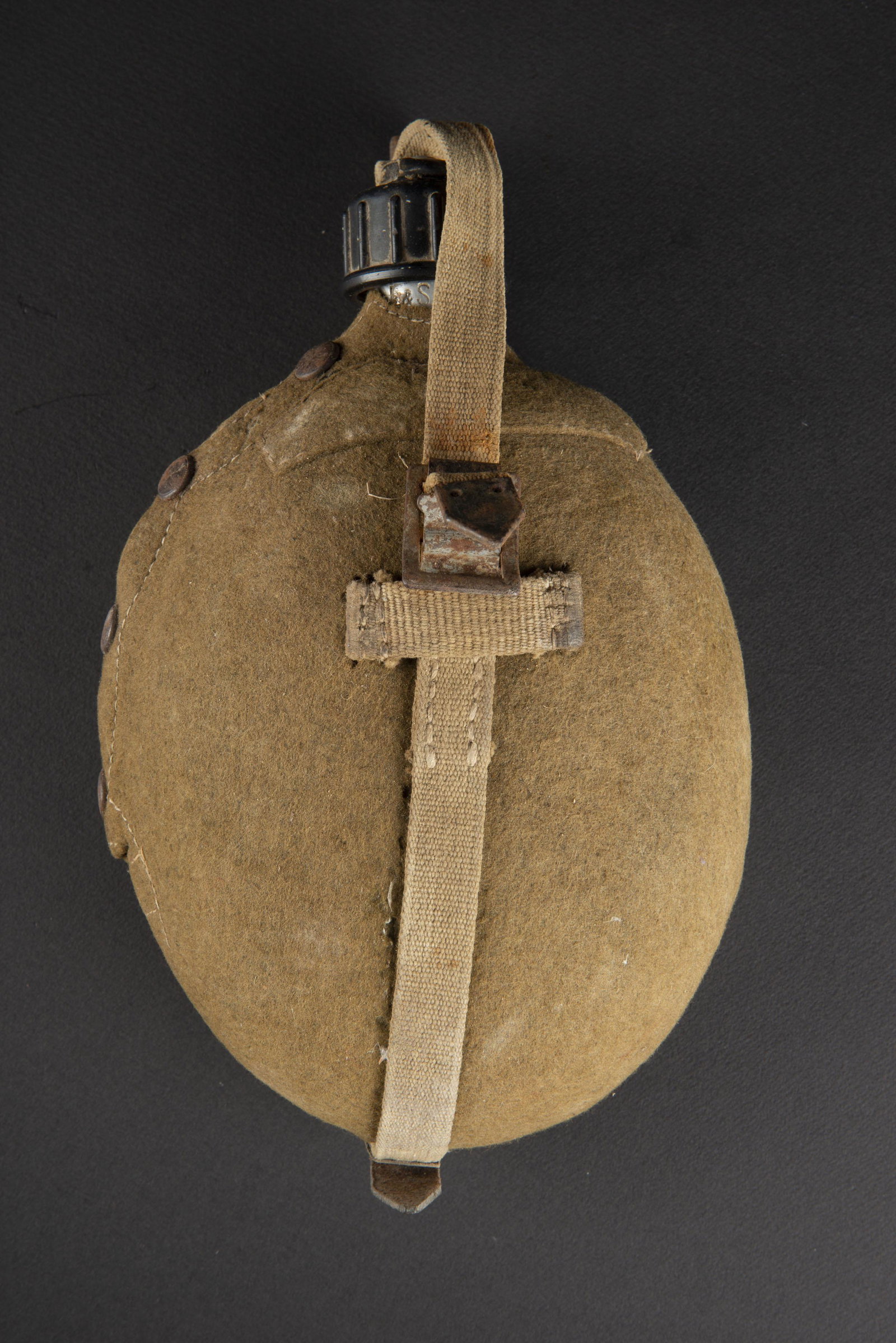 Gourde AK. Afrikakorps canteen.: Grand modele de gourde en aluminium. Marquage SetSL 41. Bouchon en bakelite present. Housse en feutre type tropical, renfort au dos de la piece. Quelques trous de mite. Harnais en toile, les parties m