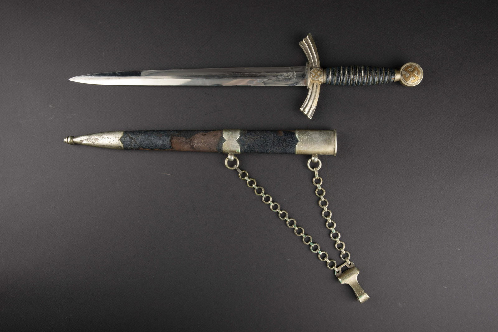 Dague 35 LW. Luftwaffe dagger.: Les garnitures sont de couleurs nickele. Les insignes nationaux disposent de leur dorure a 90%. Poignee recouverte de maroquin bleu presentant quelques marques d usures. Filigrane present. Lame comple