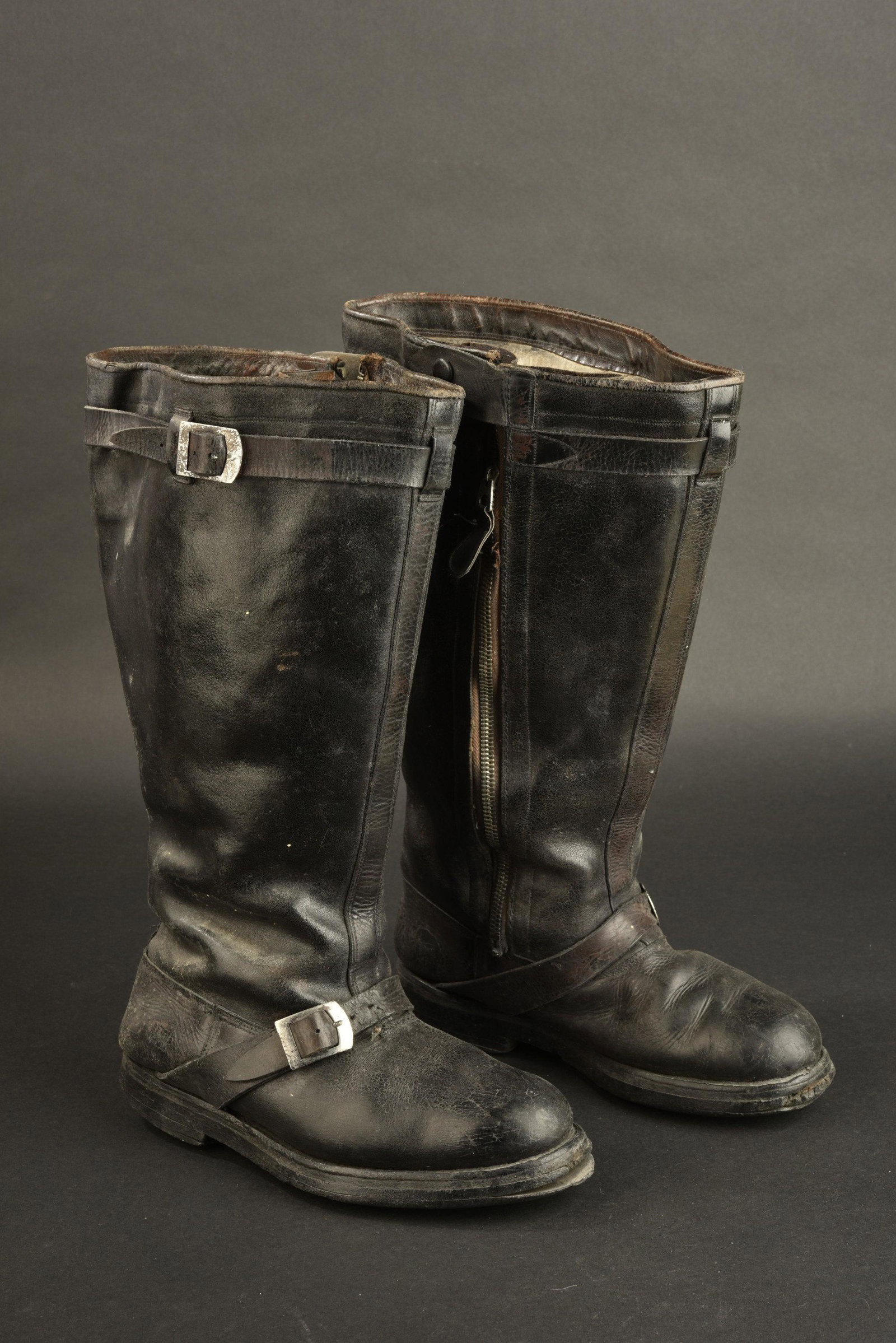 Bottes de pilote allemand. German flight boots.: Bottes en cuir noir. Paire homogene. Doublure en fausse fourrure. Fermetures fonctionnelles de fabrication Eclaire. Sangle de serrage au niveau du coup de pied est present. Laniere de serrage sur le h