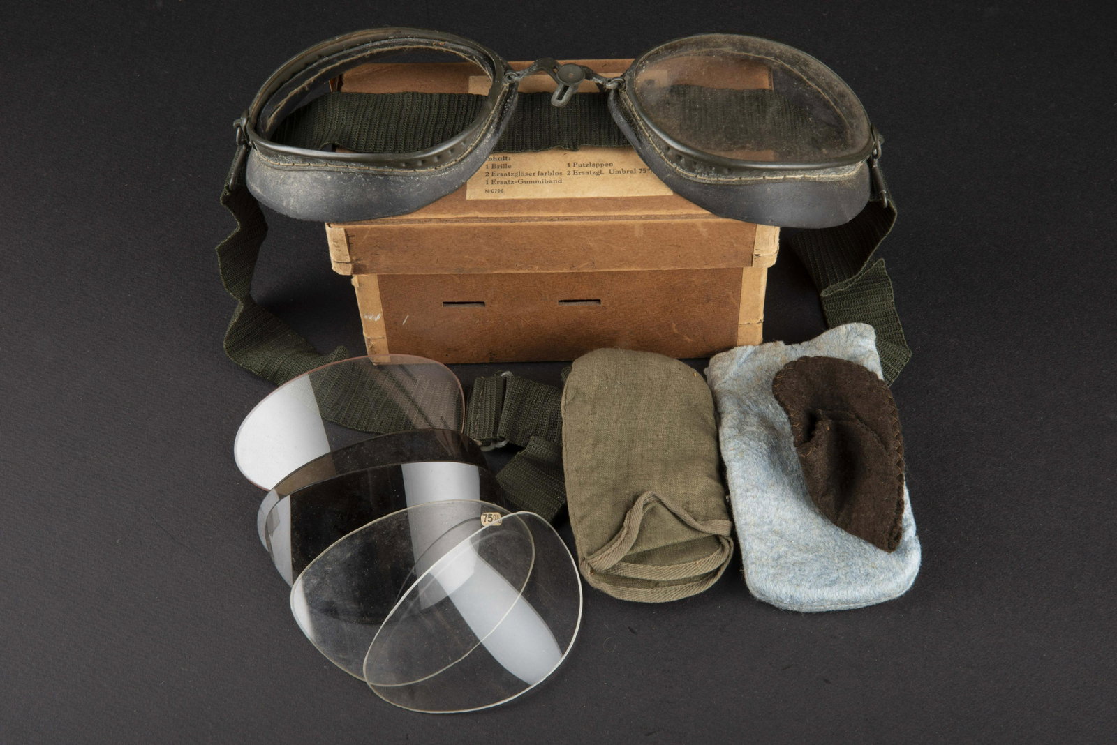 Lunette de vol LW en boite. LW flight glasses in box.: Boite en carton complete, quelques dechirures sur les cÃ´tes. Etiquette marquee Fliegerbrille Philipp M Winter Furth IB. Lunettes presentes, armature metallique, double de caoutchouc. Elastique comp