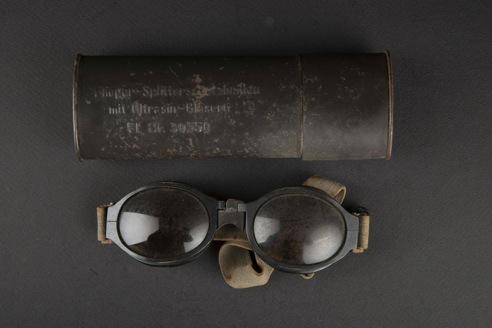 Lunette FL 30550. Luftwaffe glasses.: Boite en metal, peinture a 60%. Couvercle present. Marquages Fleiger Solitterschutzbrillen mit Ultrasin GlÃ¤sern D FL Nr 30550. Quelques bosses sur la boite. Lunettes completes, armature en bakelite