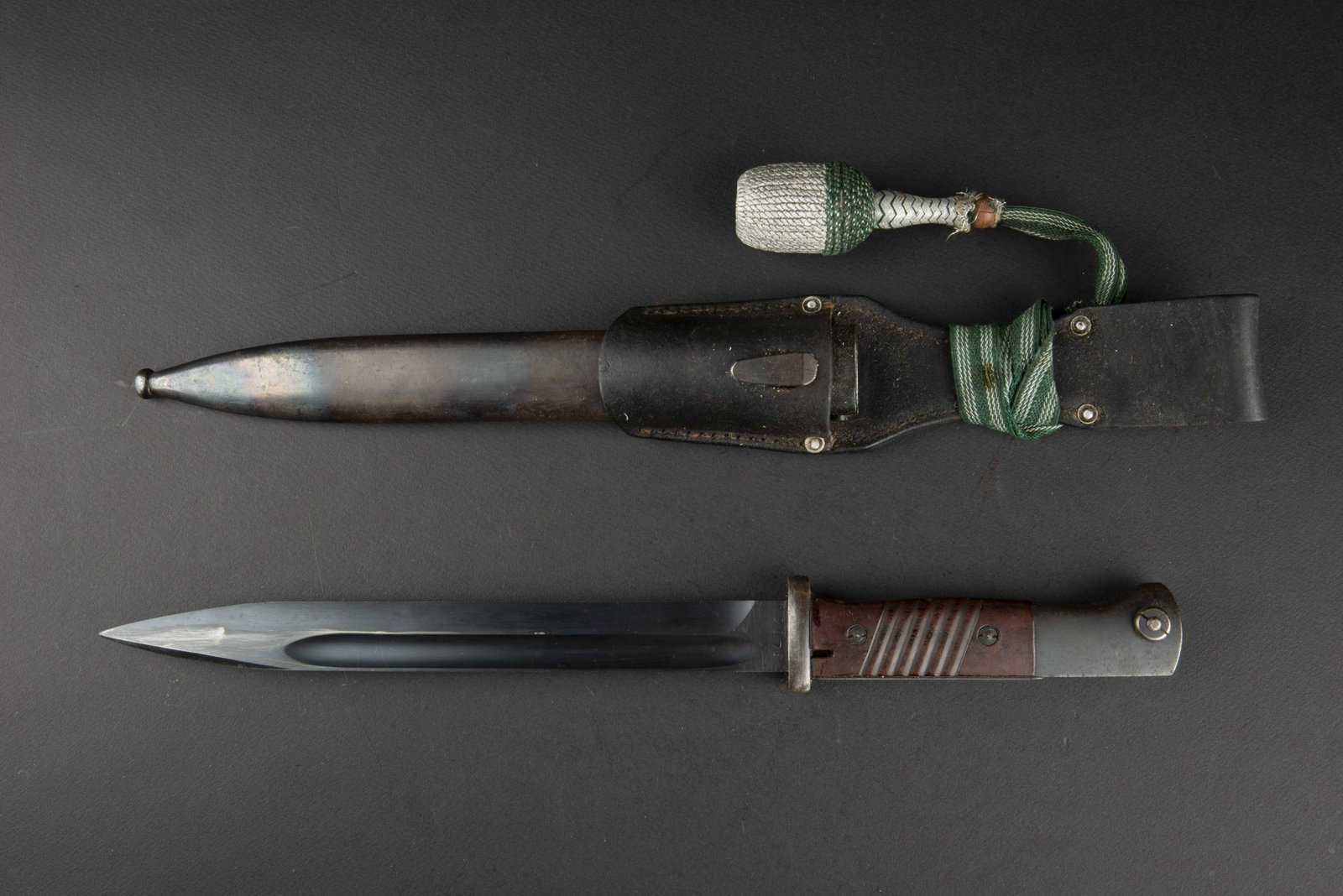 Baionnette 98K. 98K bayonet.: Plaquettes en bakelite rouge. Garniture en metal, dans sa couleur d origine. Lame dans sa couleur d origine a 90%. Fabrication 41 DDL, numero 2978. Fourreau en metal, dans sa couleur d origine a 60%. 