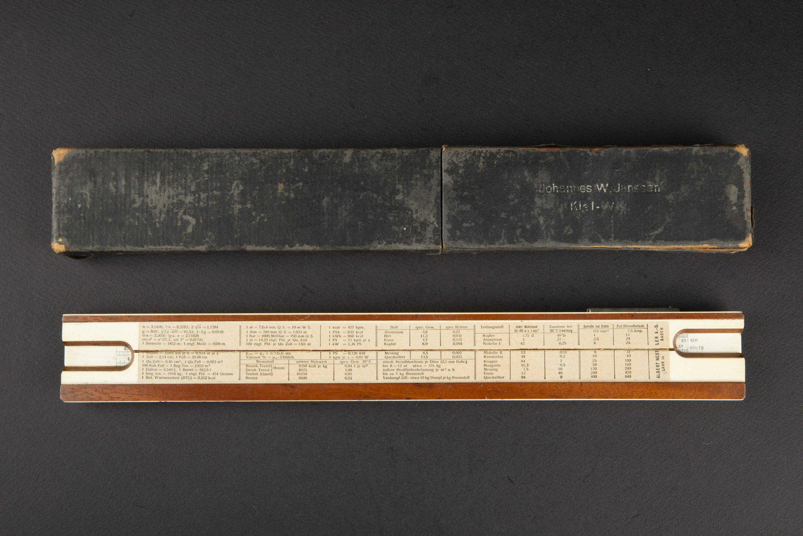 Regle d artillerie. Rule of artillery.: Regle fonctionnelle, en bois. Toutes les instructions sont presentes. Fabrication Albert Nestler AG Lahr in Baden. Boite complete, fortement usee, fabrication Johannes W Hanssen Kiel WH. A noter une c