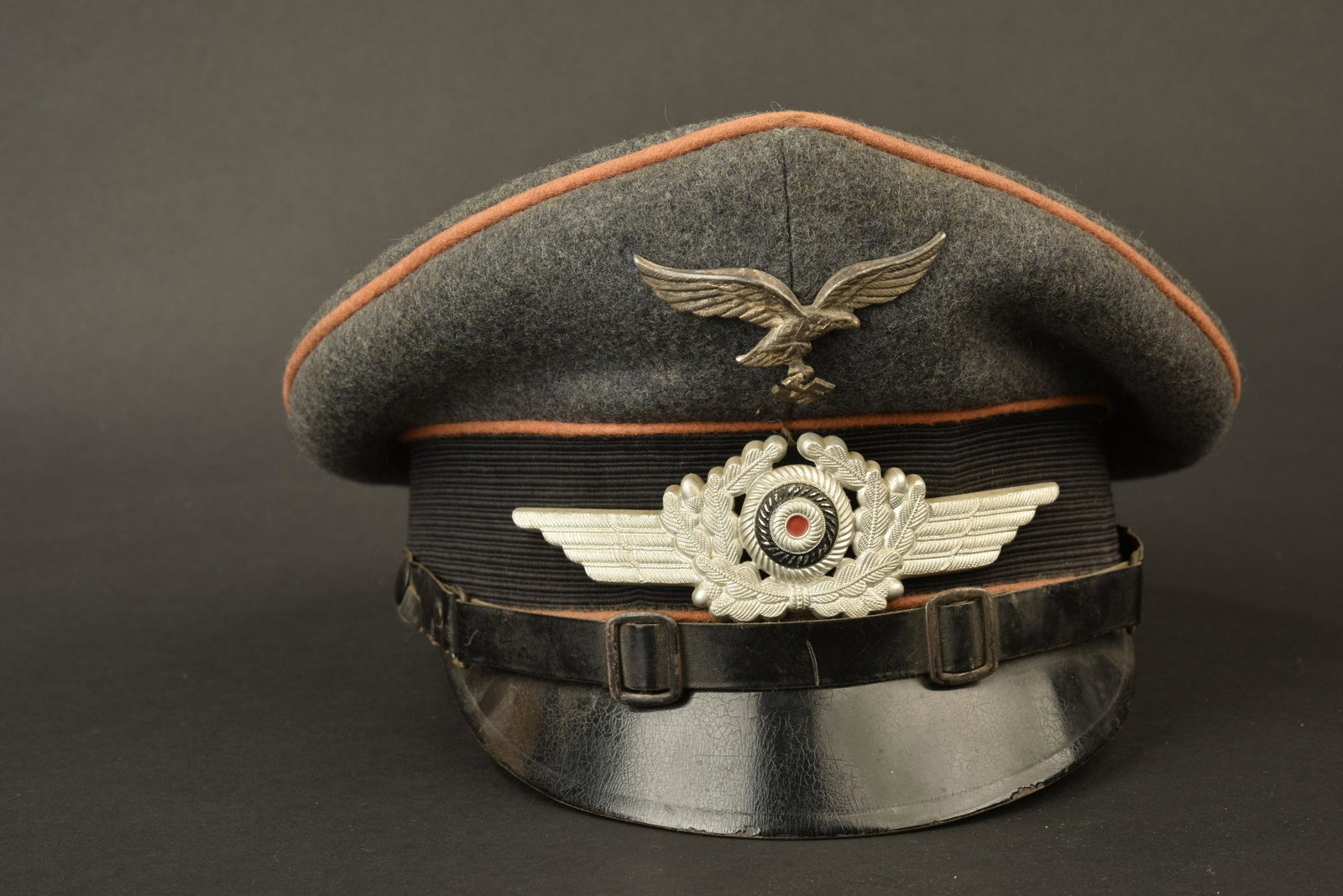 Casquette sous officier LW. Luftwaffe NCO cap.: En drap gris bleu, triple lisere orange des transmissions de la Luftwaffe. Insignes en metal, non homogene. Les insignes n ont pas pu etre verifie au dos, car ils n ont pas ete demontes. Fausse jugula