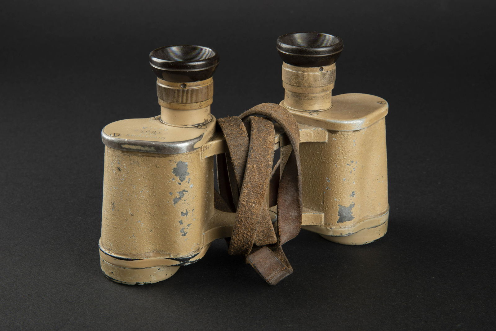 Jumelles sables. German binocular.: En metal, couleur sable a 80%. Marquages Dienstglas 6 x 30 276958 DDX. Triangle present. Oculaires en bakelite marron. Optiques en parfait etat. Sangle en cuir presente. A noter une certaine usure et