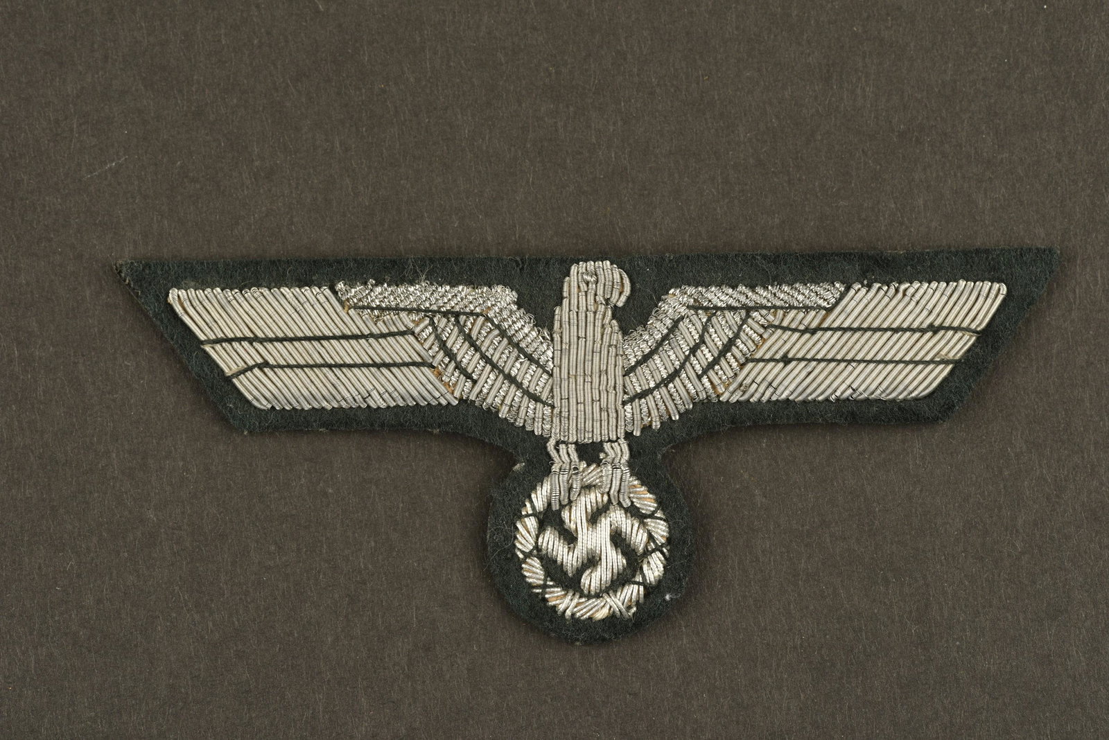 Aigle de poitrines d officier des services: En cannetille argent, jamais monte. A noter une legere patine de la cannetille. In silver cannetille, never mounted. Note a slight patina of the cannetille. Photos supplementaires sur www.aiolfi.com. 