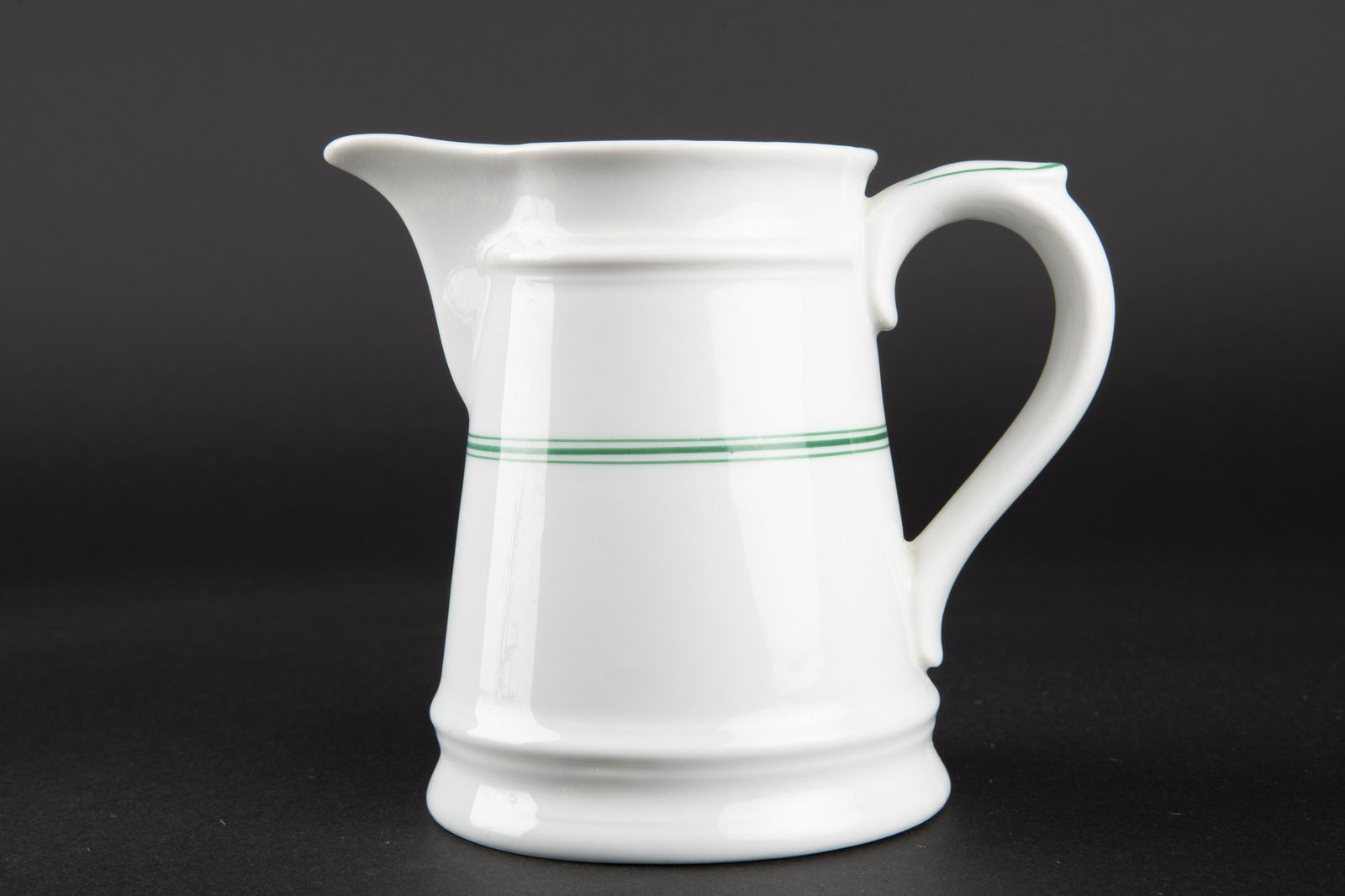 Pot a lait Kriegsmarine. Kriegsmarine milk jug.: En porcelaine blanche, double lisere vert. Anse complete Bec verseur pas casse. Le lisere vert correspond a la vaisselle du mess des officiers. Beau marquage KM, fabrication KPM 1941. A noter une cert