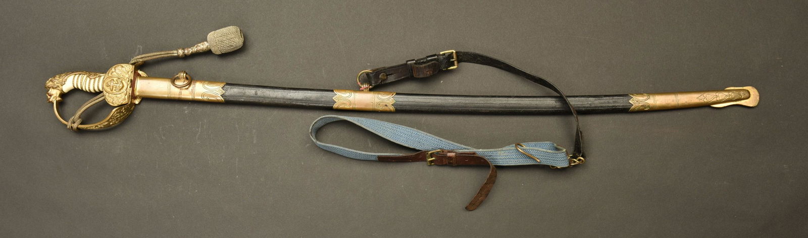 Epee Oberleutnant Vorlander.Vorlander sword.: Pommeau a tete de lion, yeux rouge. Poignee en celluloid blanche, filigrane complet. Garde a double clapet. Ancre de marine en relief. Dragonne en fil couleur argent, oxyde. Lame en tres bon etat, que