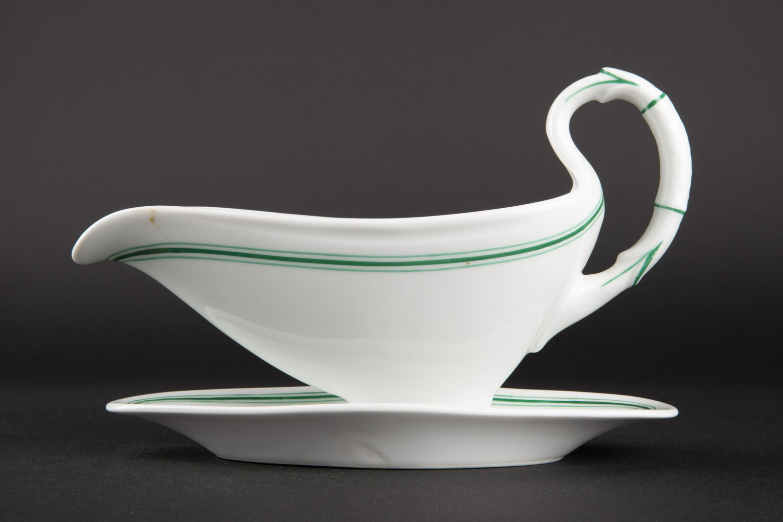 Sauciere Kriegsmarine. KM gravy boat.: En porcelaine blanche, double lisere vert. Anse complete. Le lisere vert correspond a la vaisselle du mess des officier. Beau marquage KM, fabrication illisible. A noter une certaine patine de la piec