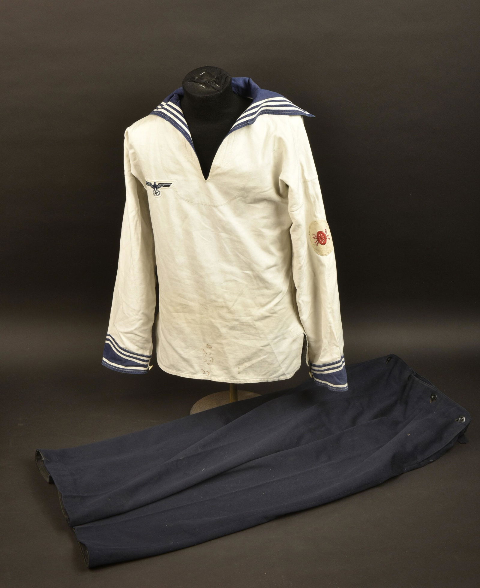 Uniforme Kriegsmarine. Kriegsmarine uniform.: Comprenant un jumper en tissu coton blanc et bleu. Aigle de poitrine tisse et monte machine. Etiquette nominative Hadenfeldt. Broderie N105S 26, insigne de specialite de technicien de projecteur sur z