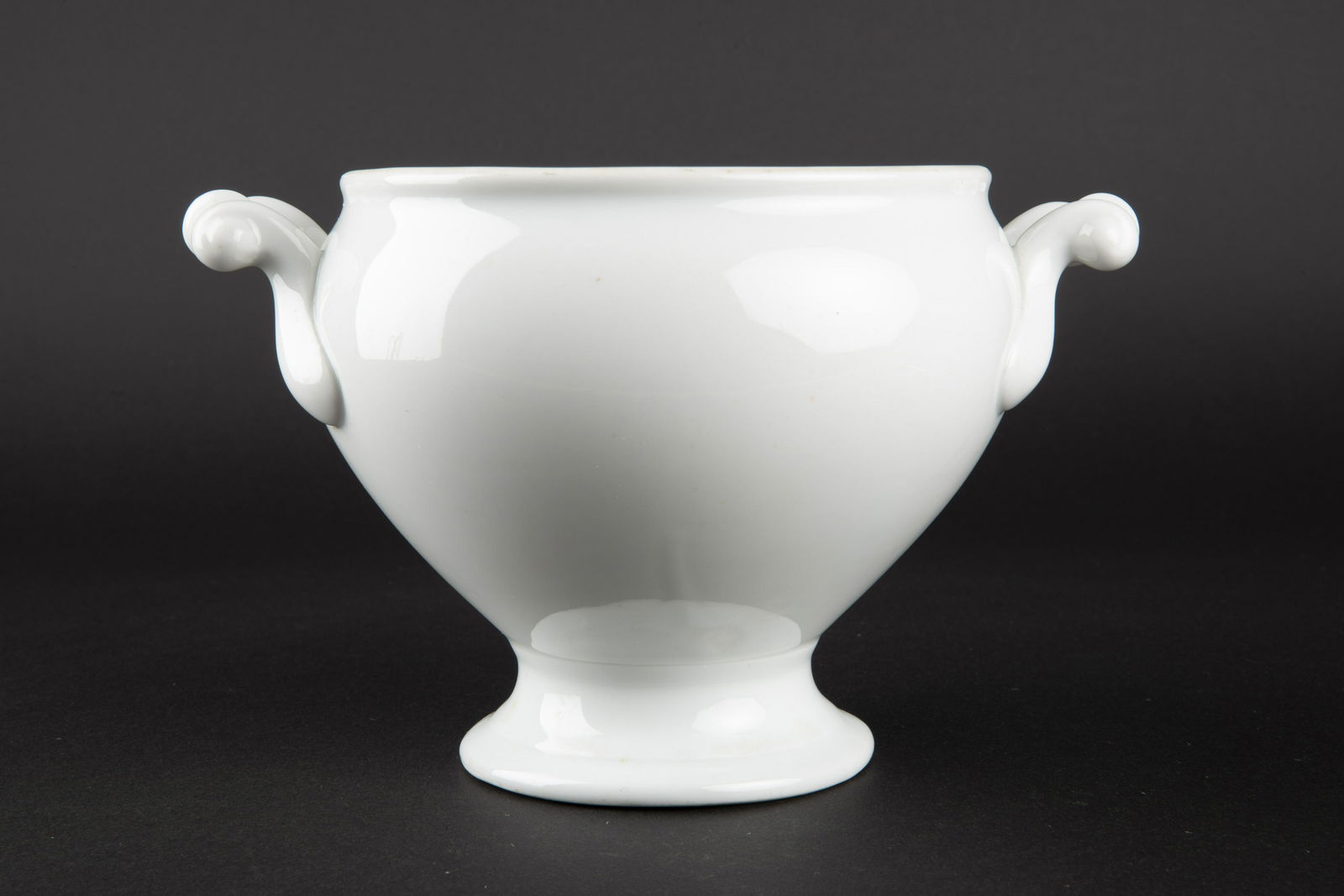 Soupiere KM. Kriegsmarine soup tureen.: Petit modele en porcelaine blanche. Les poignees sont presentes. Le couvercle est manquant. Diametre 16 cm. Beau marquage KM. Fabrication KPM 1942. A noter une certaine usure et patine de la piece, ai