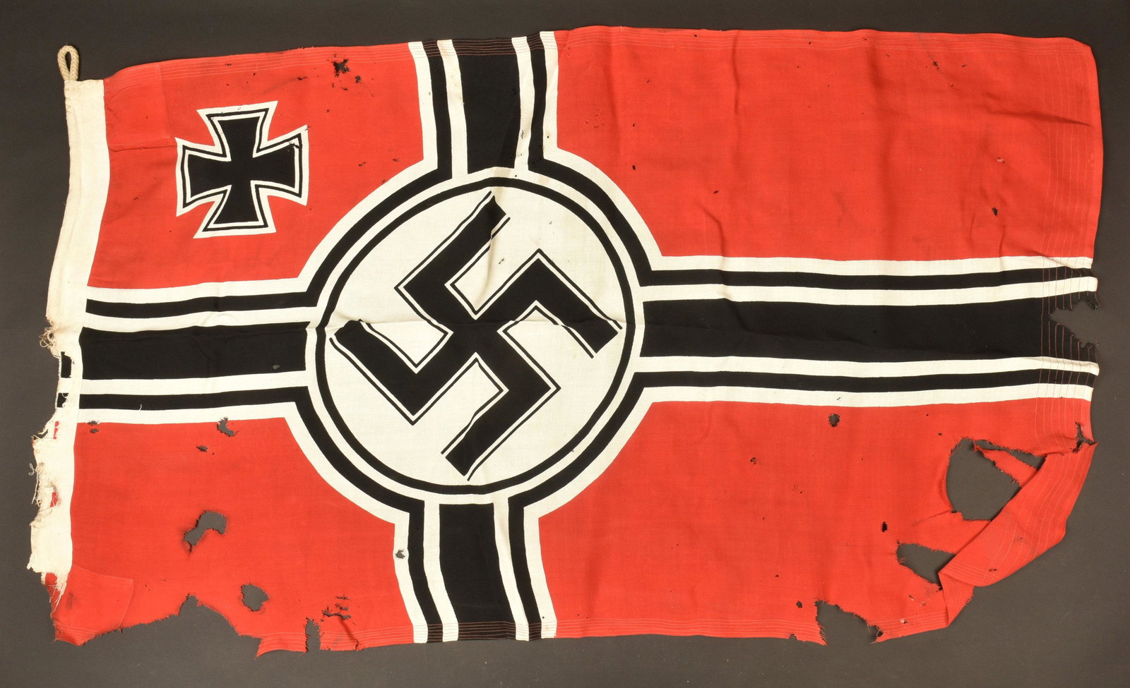 Reichskriegsflagge U Boot.: En tissu coton imprime, biface. Une partie du cordon de fixation au mat est present. Marquages Kr Fl 80 x 135, fabrication Lorenz Summa Sohne Oberkotzau. Dimensions 80 x 135 cm. Modele pour les batime