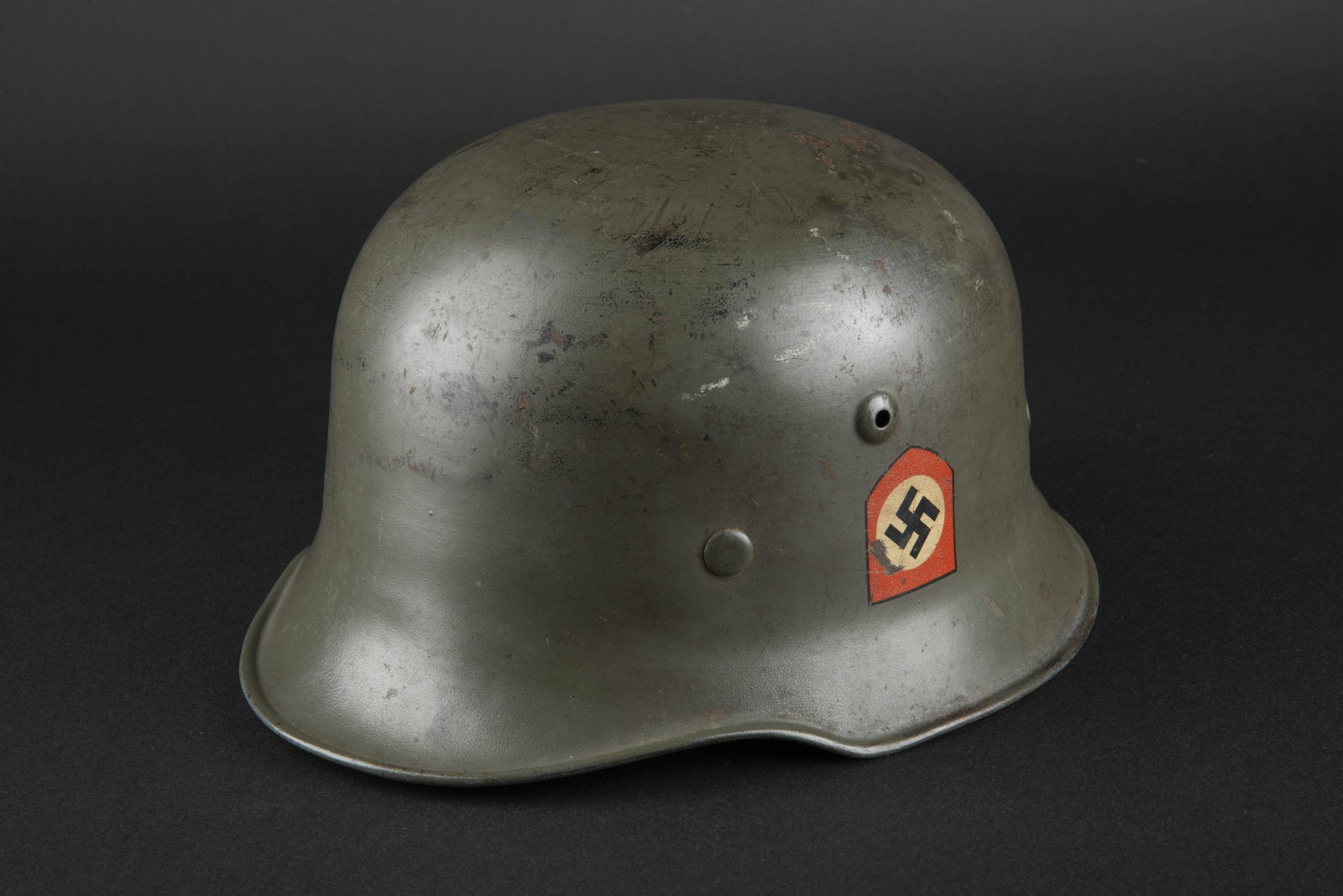 Casque M34 double insigne. M34 DD helmet.: Coque de casque M34, fabrication Edelstahl. Peinture vert pomme a 85%. Runes SS a 85%. Insigne national monte d origine a l envers, a 85%. Coiffe en cuir complete, cordon de serrage present. Taille 58