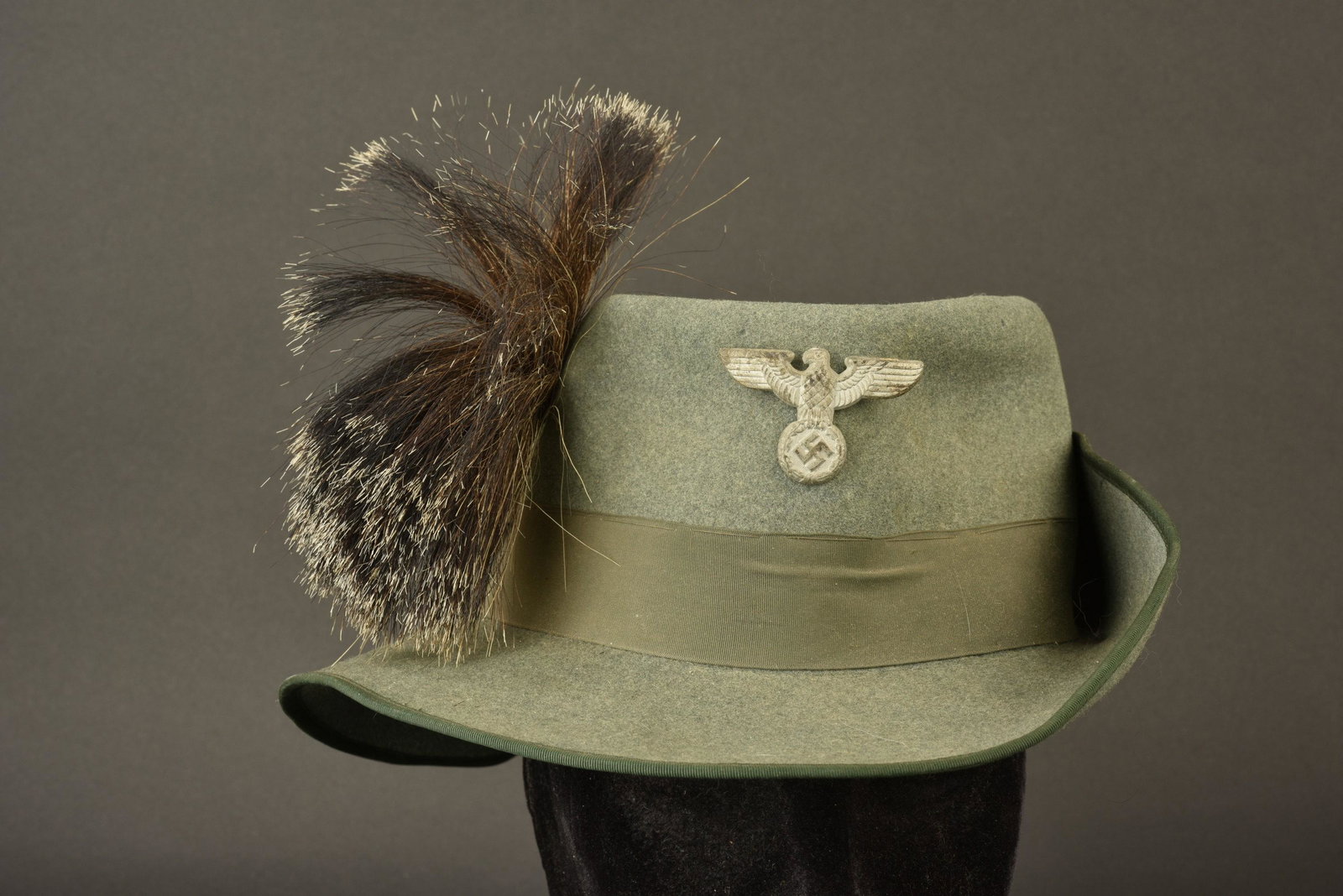 Chapeau forestier Reich. Reich forest hat.: En drap Feldgrau, et lisere vert. Bandeau kaki. Aigle type SA present, une patte de fixation casse, l insigne n a pu etre verifie, car il n a pas ete demonte. Crin present sur son support en metal, es