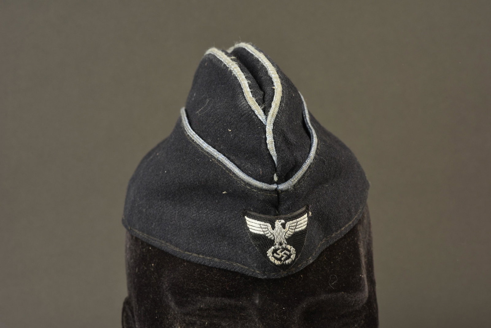 Calot DAF. DAF cap.: En drap noir, et double lisere de couleur bleu. Un lisere est decolore, tirant sur le gris. Aigle Bevo, visiblement monte d origine. Demi bandeau de transpiration en cuir marron. Etiquette RZM DAF, nu