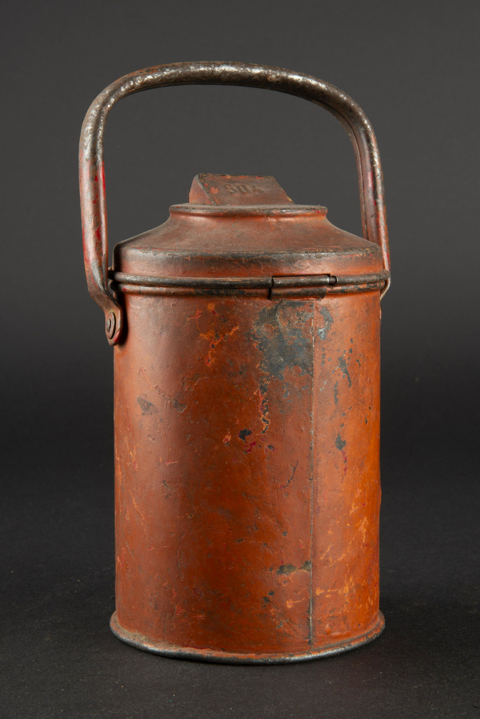 Tronc de quete WHW. WHW Quest Trunk.: En metal, couleur rouge a 50%. Anse presente. Fermeture incomplete. Marquages Danzig Westpreussen. Fabrication Westermann et Co Neheim Ruhr. Numero 604. A noter une certaine usure et oxydation de la p