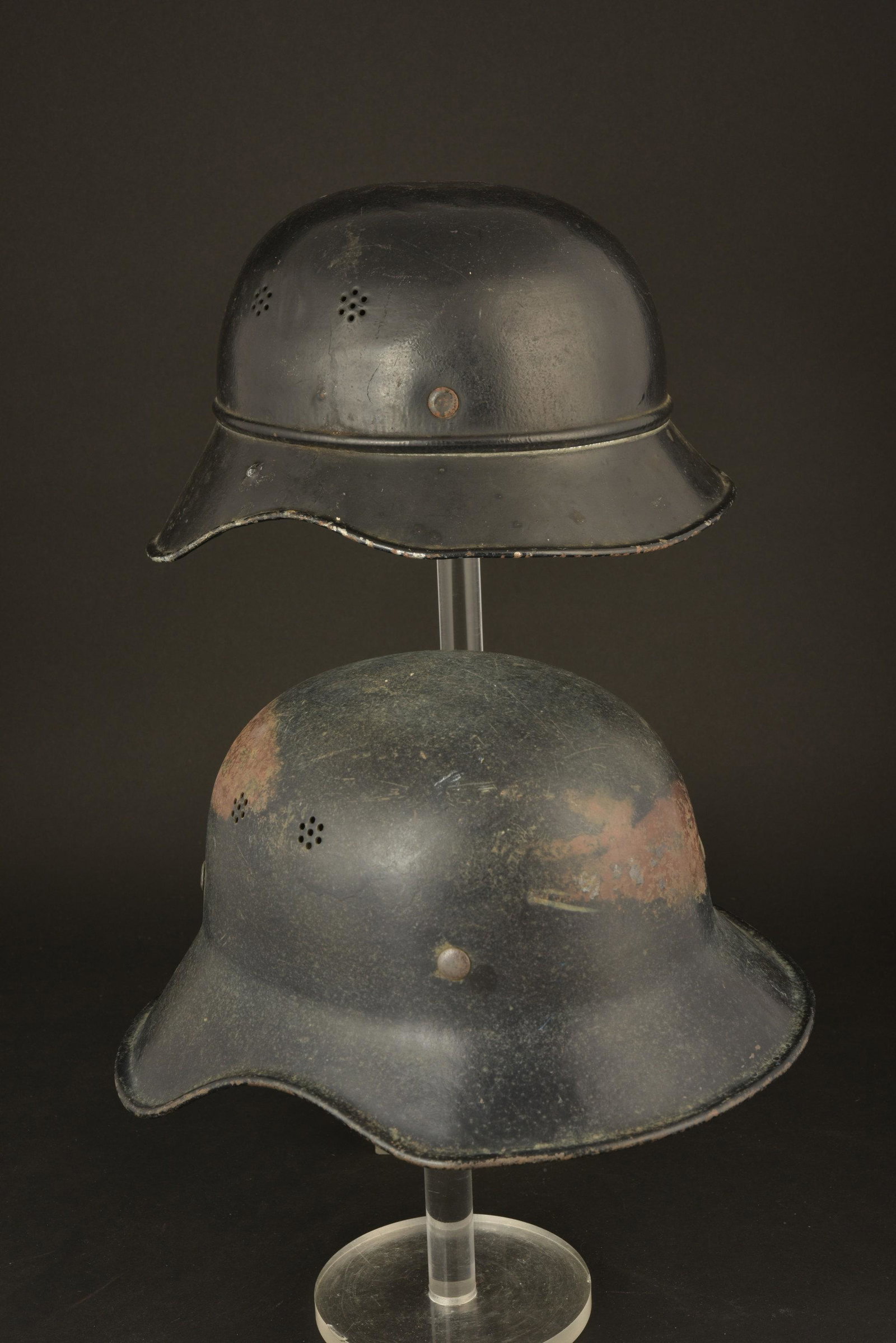 Casques Luftschutz. Luftschutz helmet.: Comprenant un casque Gladiator en metal, repeint. Coiffe en forte toile presente. Les coussinets sont manquants. Cordon de serrage present. Jugulaire manquante. Trois rivets moderne appliques sur la b
