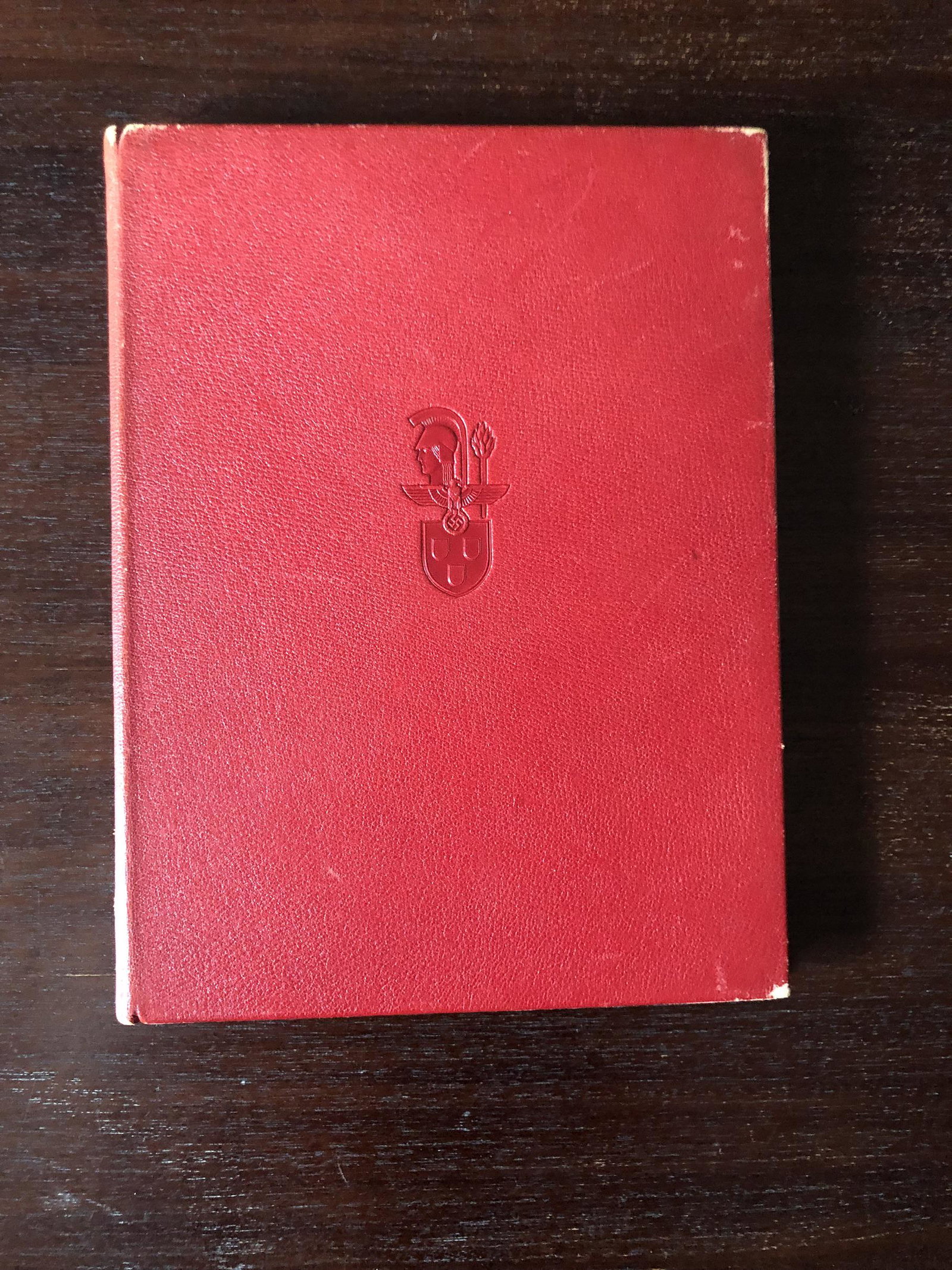 Trois ouvrages de la bibliotheque de Goering. Three books from Goering s library.: Ensemble de trois ouvrages provenant de la bibliotheque de Goering. Lâ€™Art du Greco, par Hugo Kehrer, abondamment illustre, format 21x28, relie cuir brun, Munich 1914, logo de la maison de lâ��