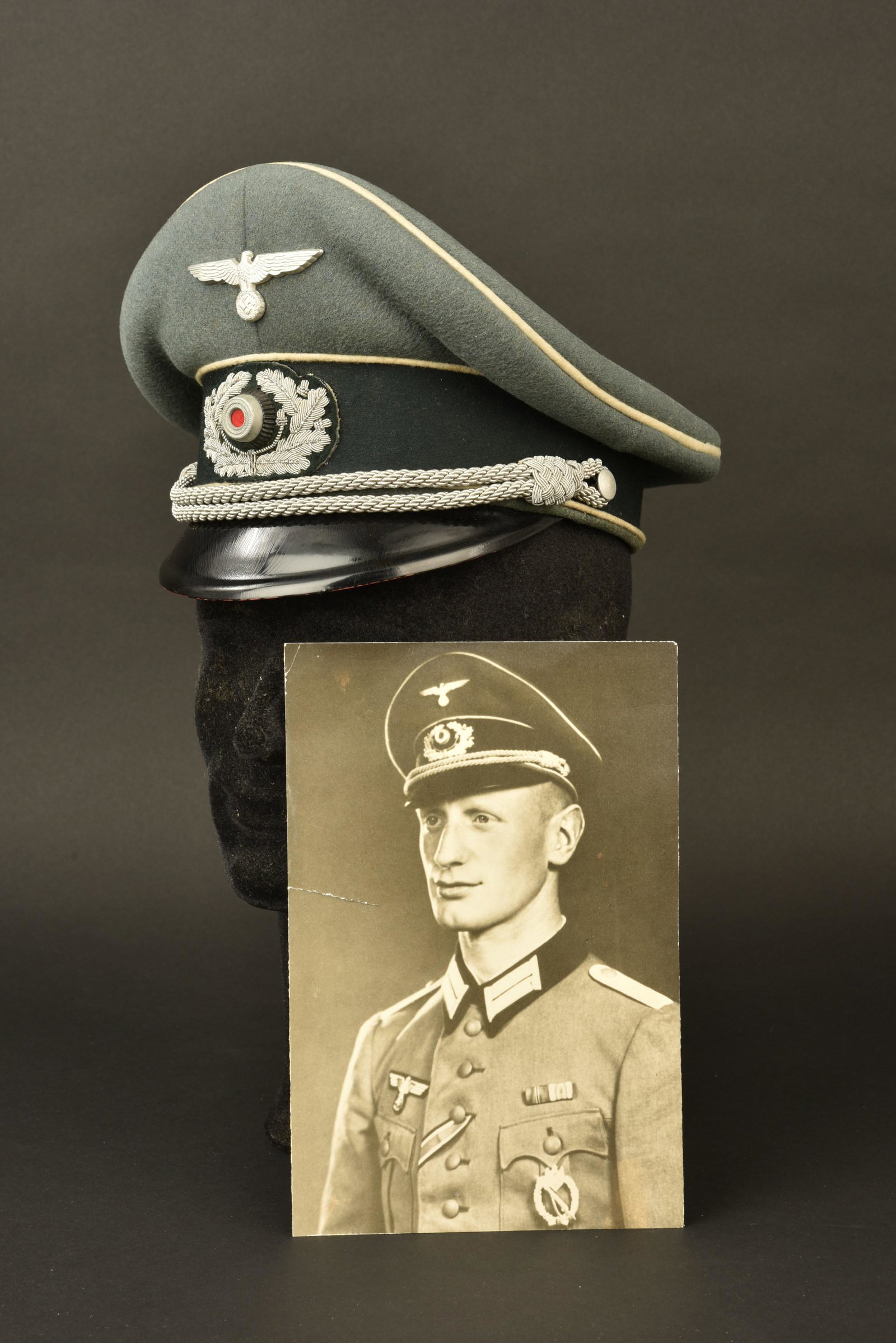Casquette d officier Heer. Heer officer Cap.: Casquette d officier d infanterie de la Heer. En drap Feldgrau. Triple lisere blanc de l infanterie. Aigle metallique. L insigne n a pas ete demonte afin de verifier les pattes de fixation. Cocarde me